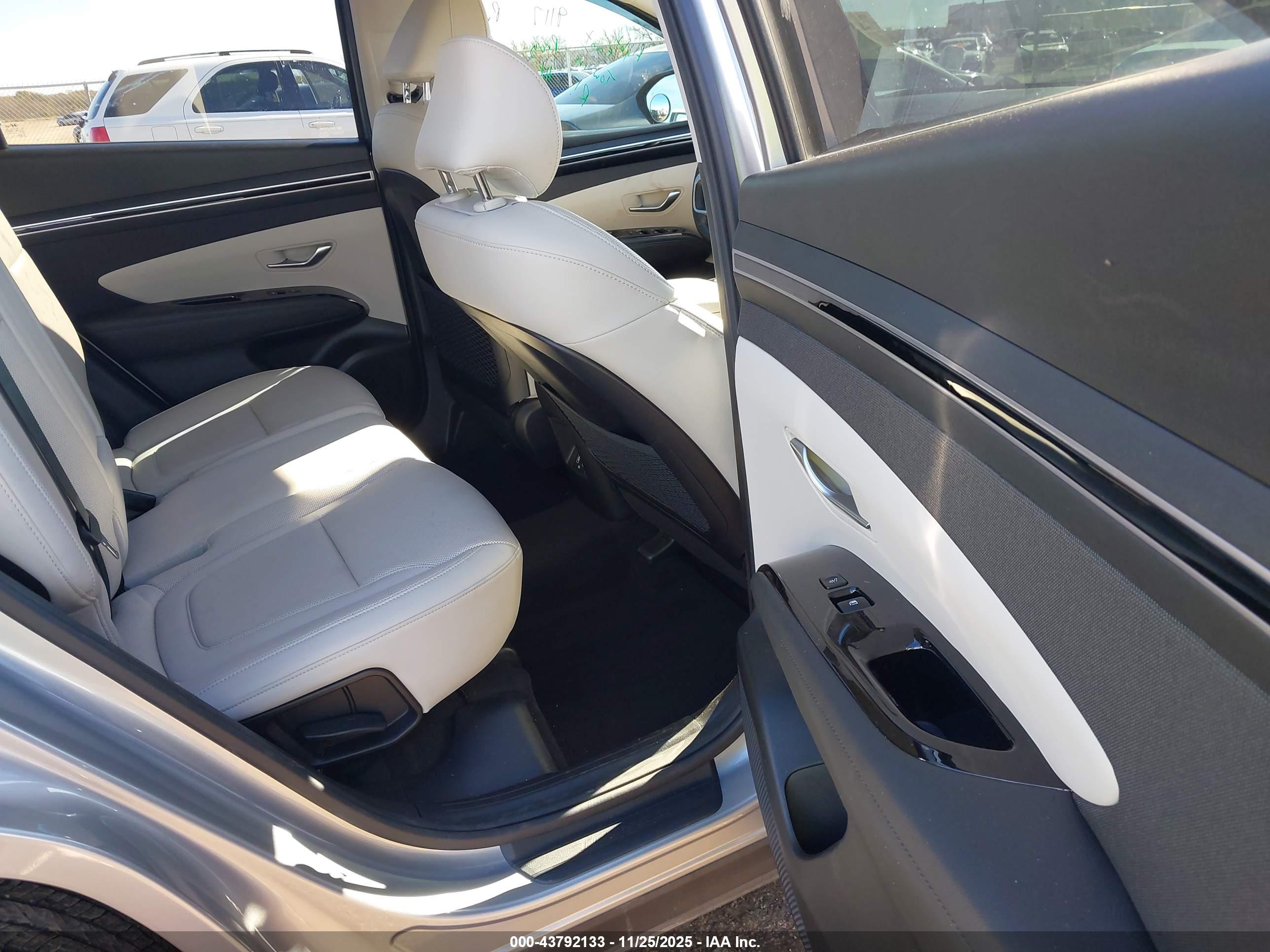 HYUNDAI TUCSON image 8