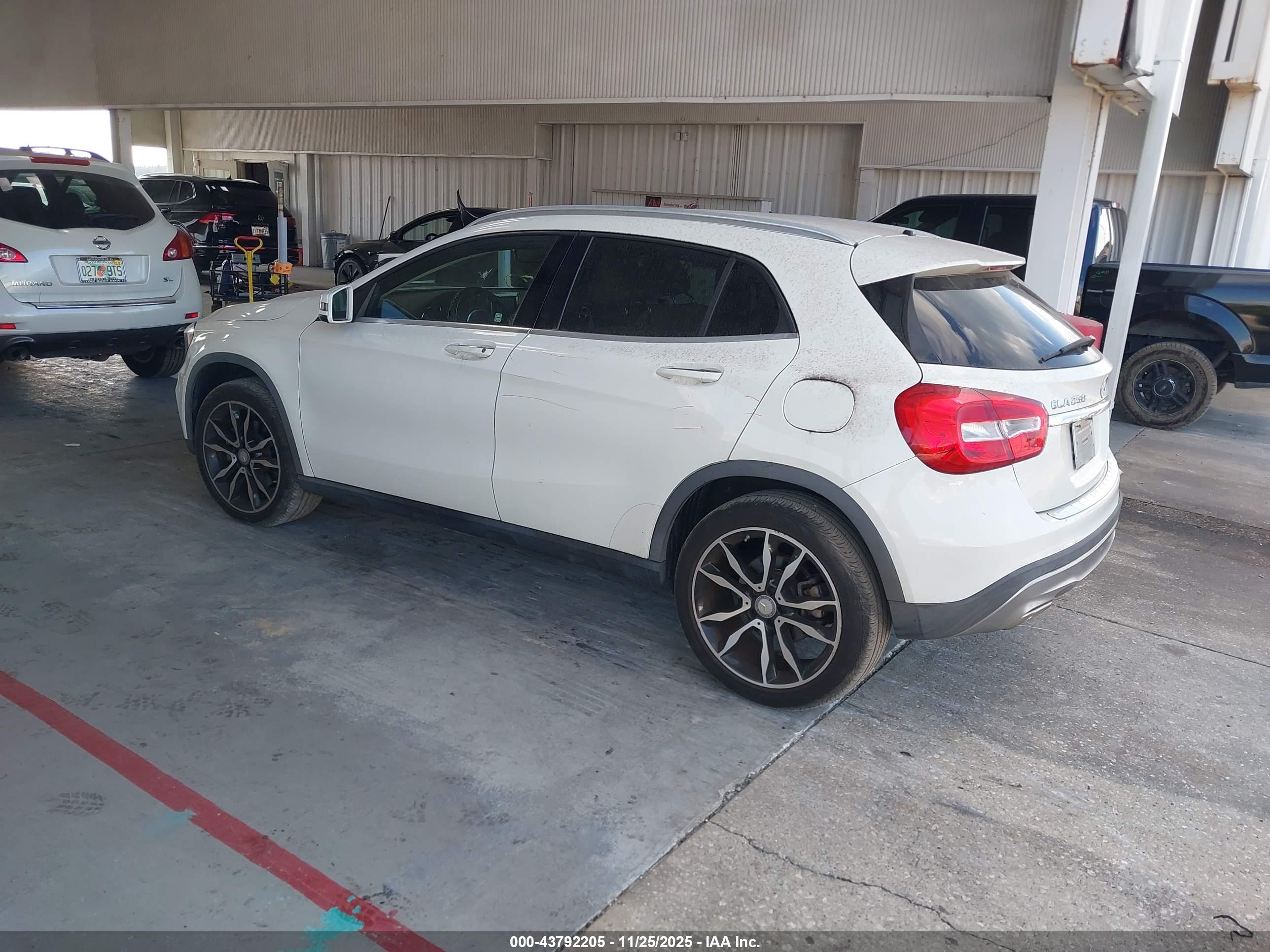 MERCEDES-BENZ GLA image 3