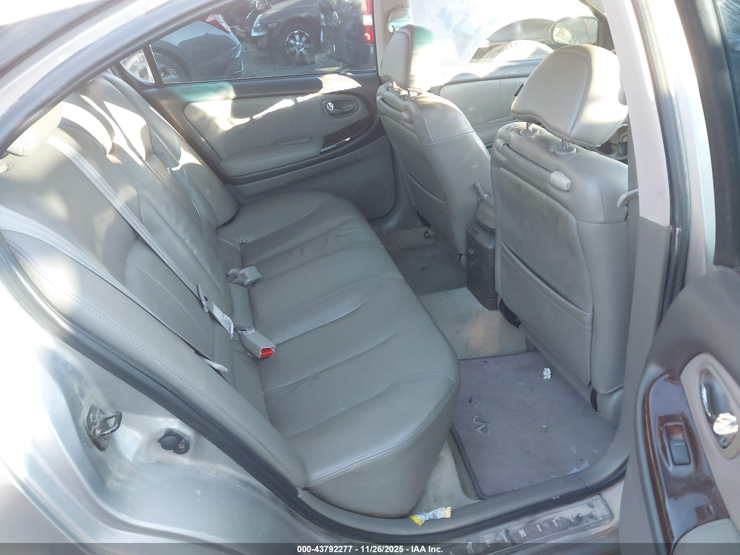 INFINITI I30 image 8