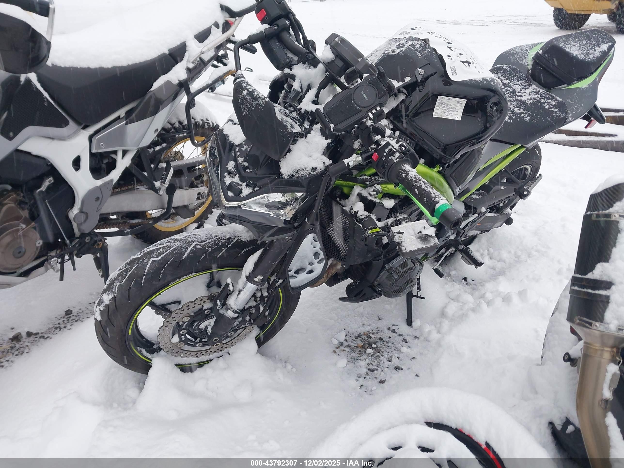 KAWASAKI ZR900 image 2