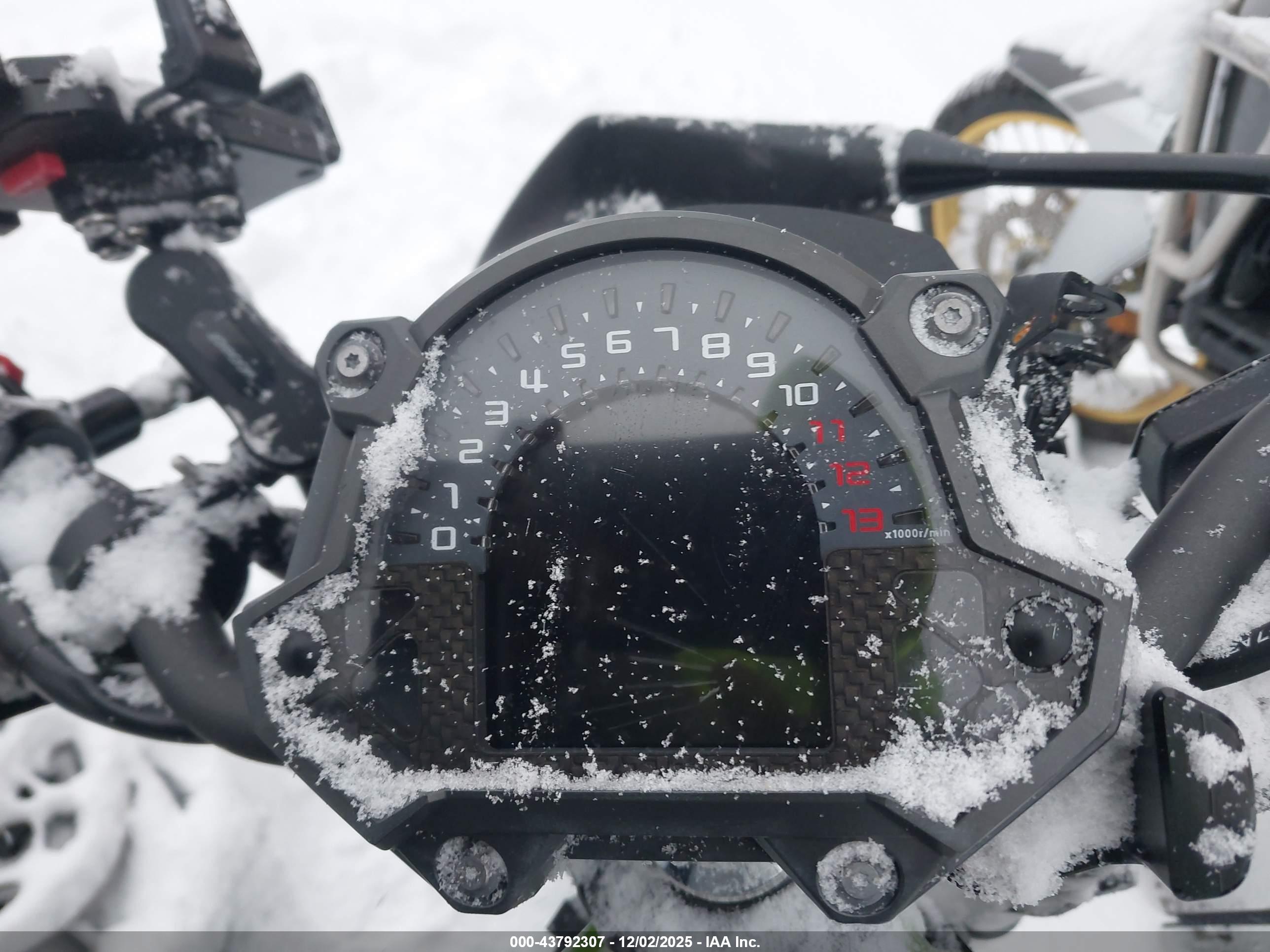 KAWASAKI ZR900 image 7