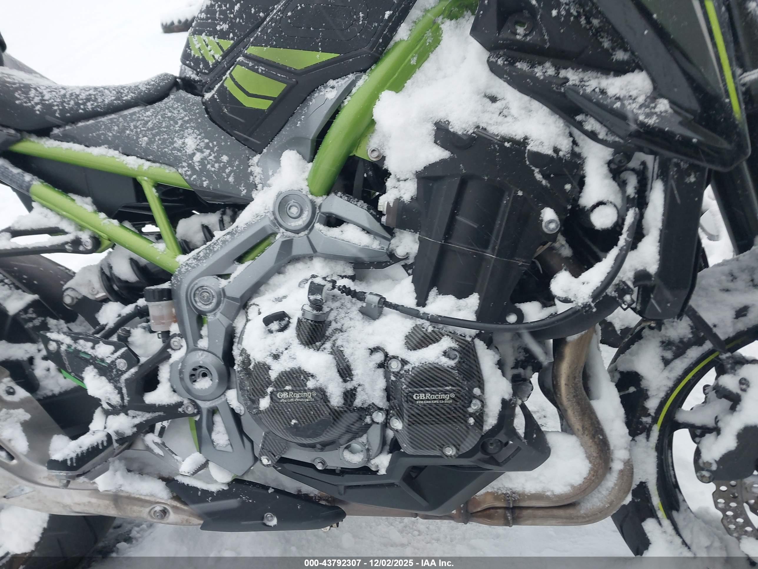 KAWASAKI ZR900 image 8
