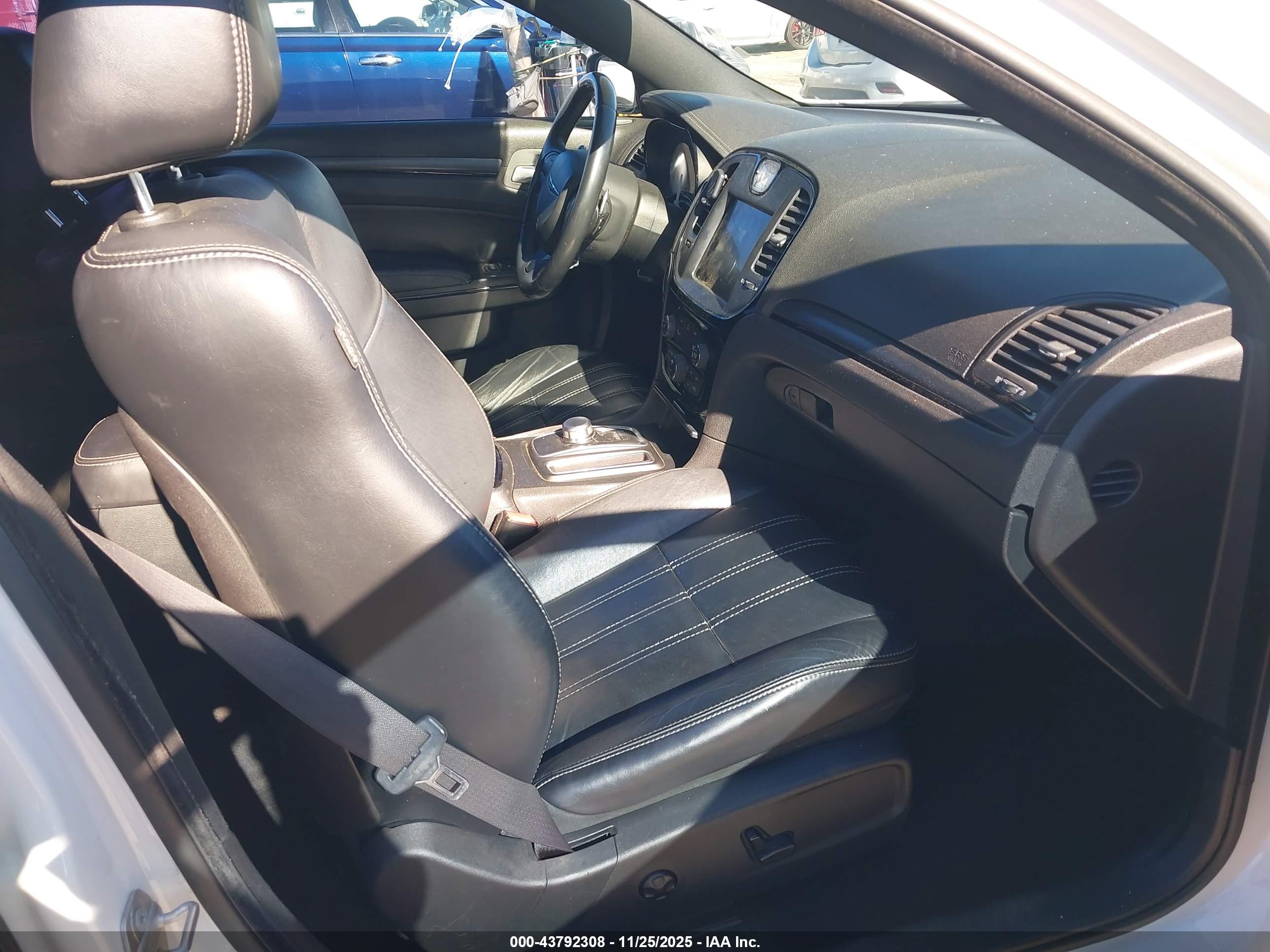 CHRYSLER 300 image 5