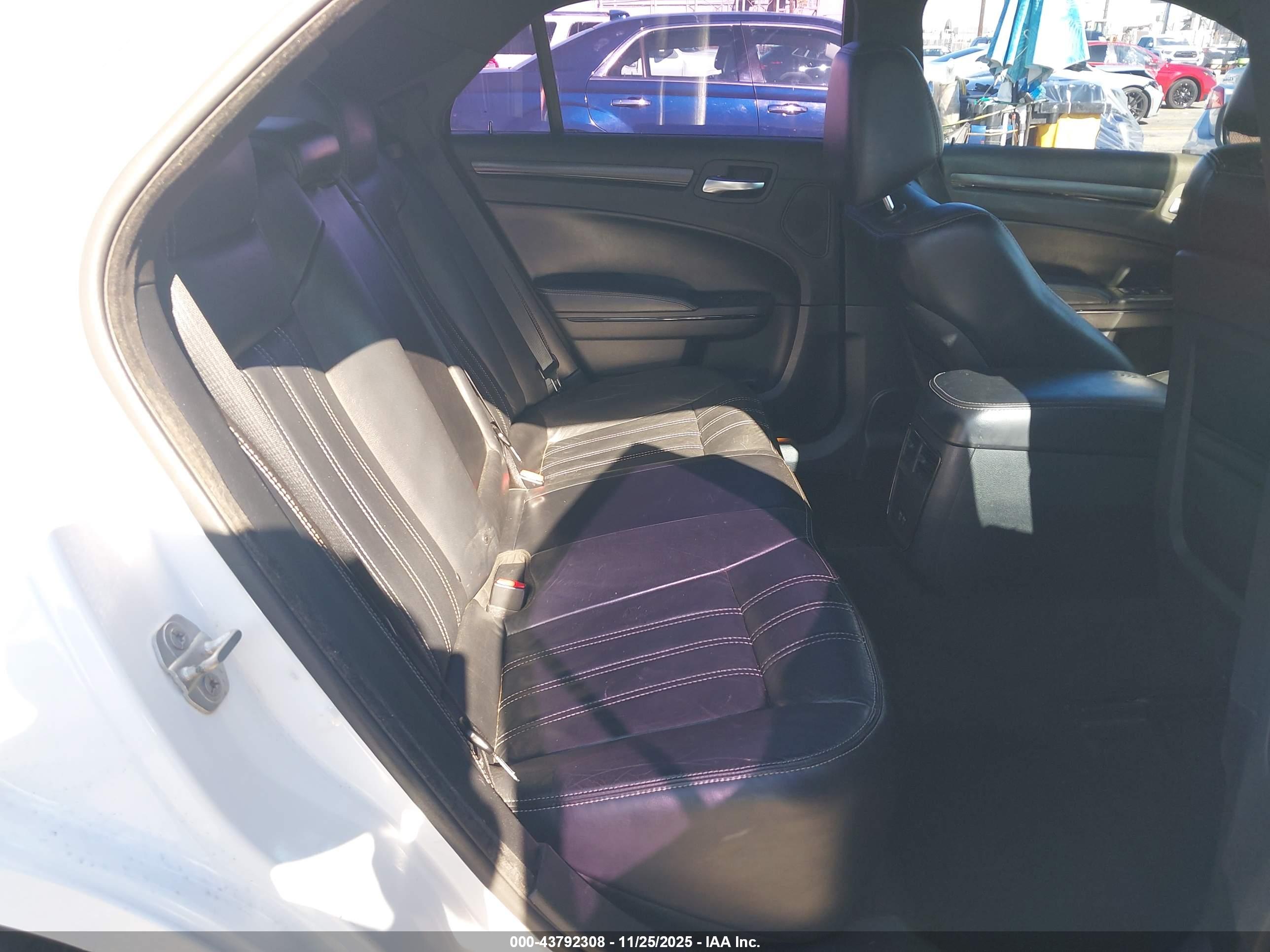 CHRYSLER 300 image 8