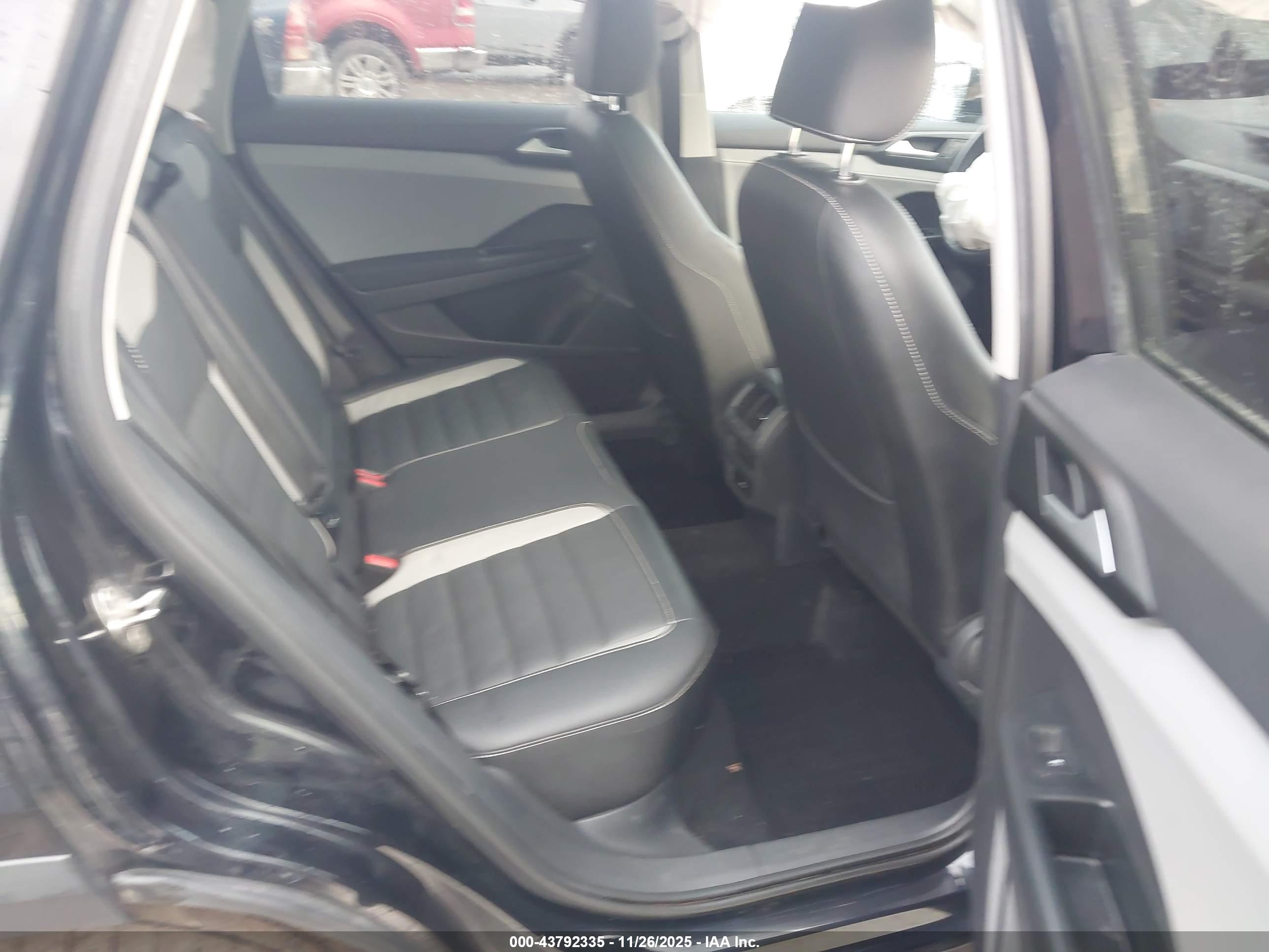 VOLKSWAGEN TAOS image 8