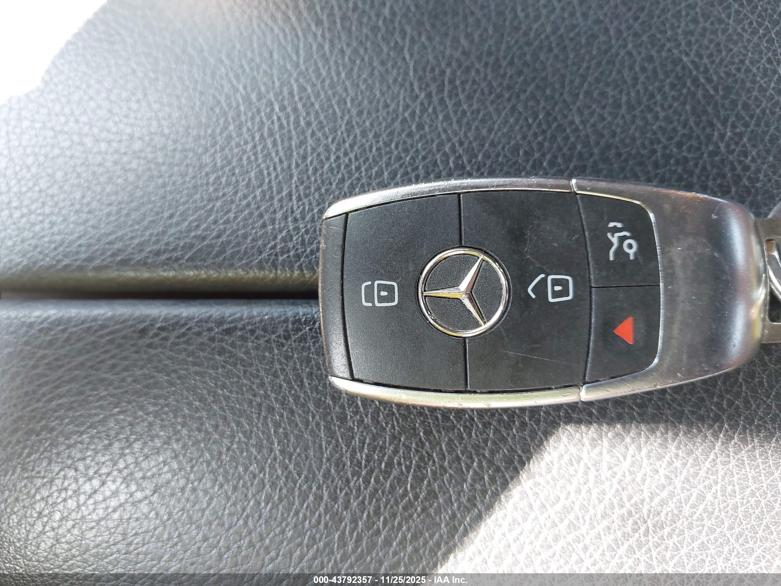 MERCEDES-BENZ GLC image 11