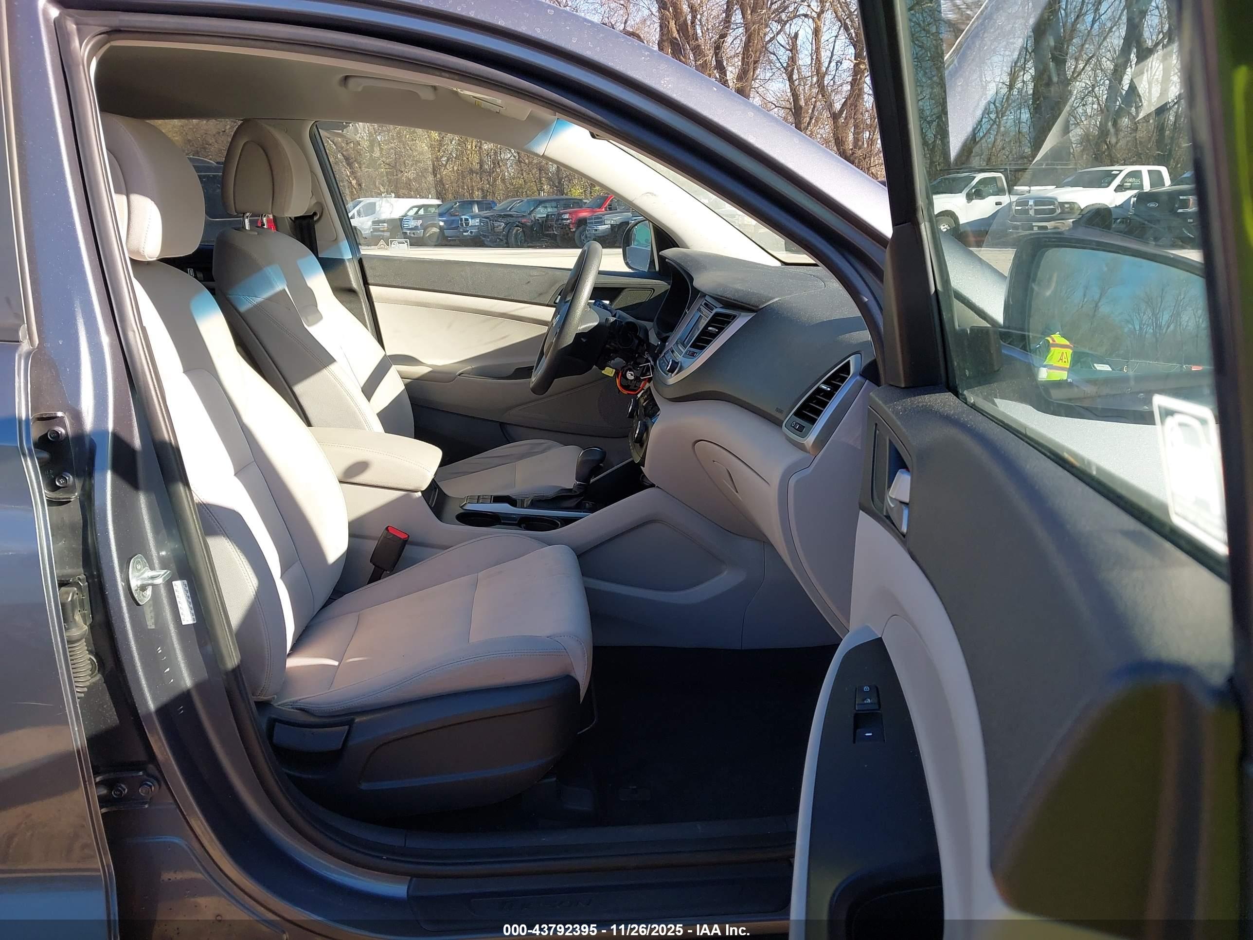 HYUNDAI TUCSON image 5