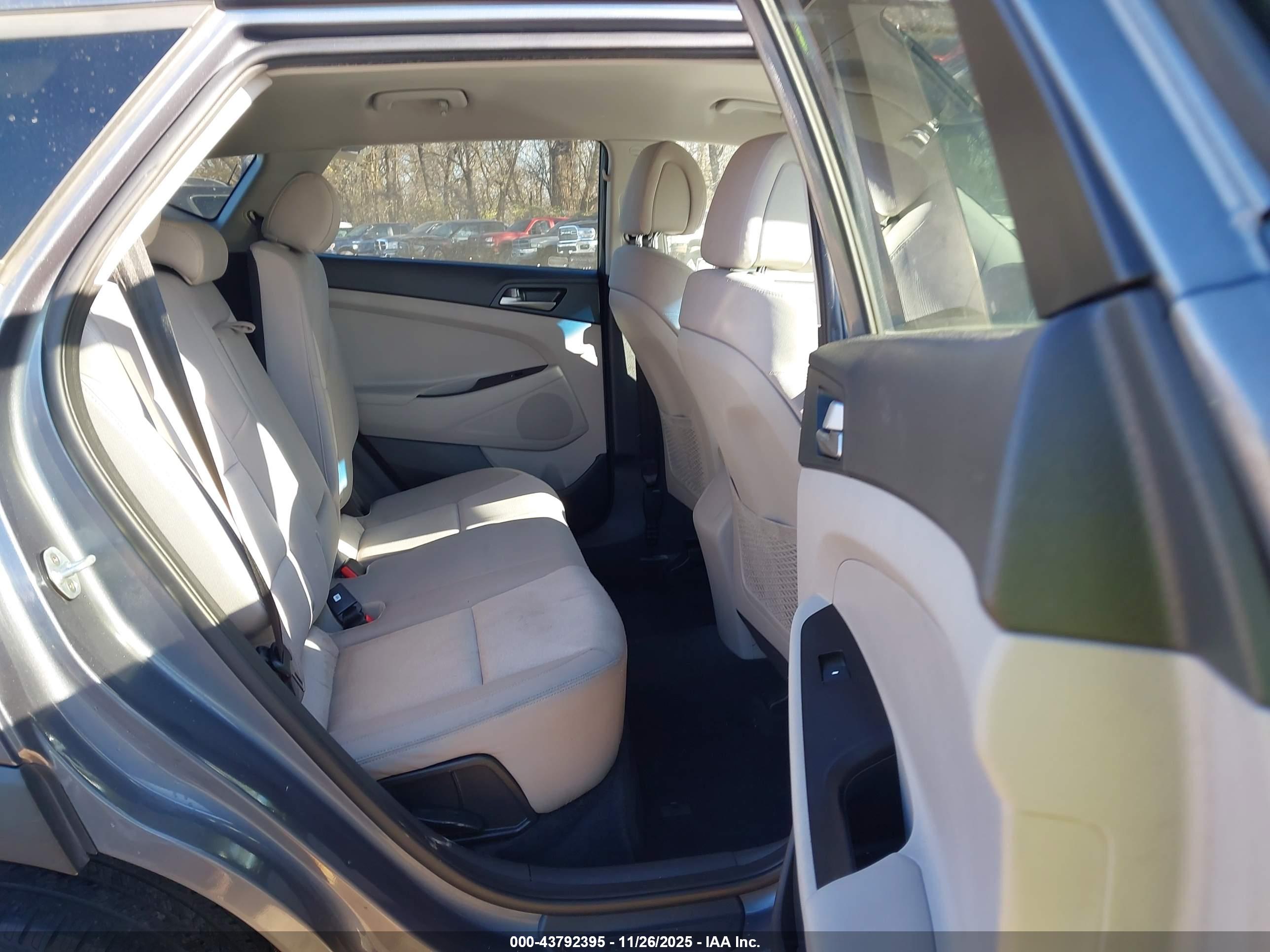 HYUNDAI TUCSON image 8