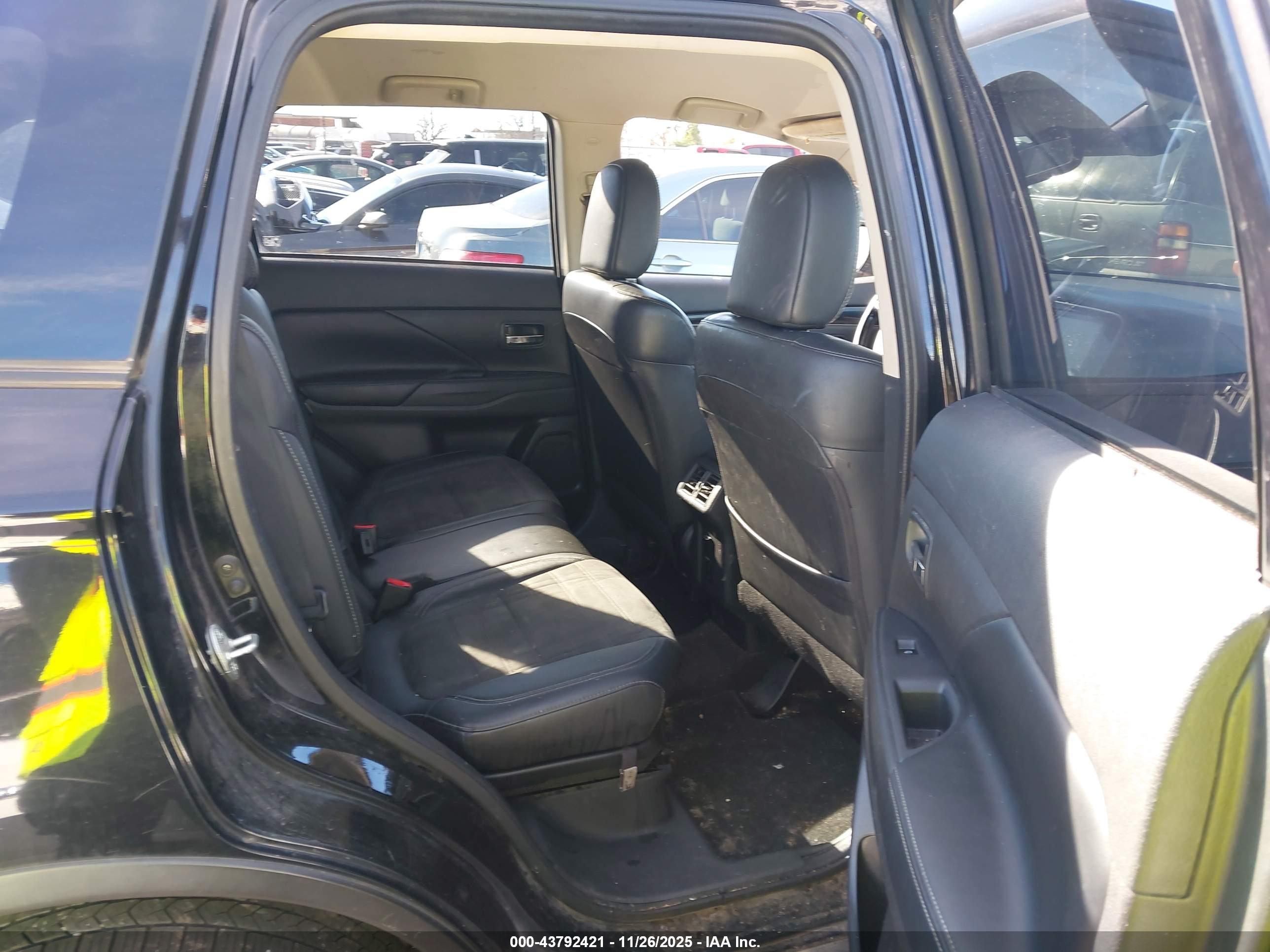 MITSUBISHI OUTLANDER image 8