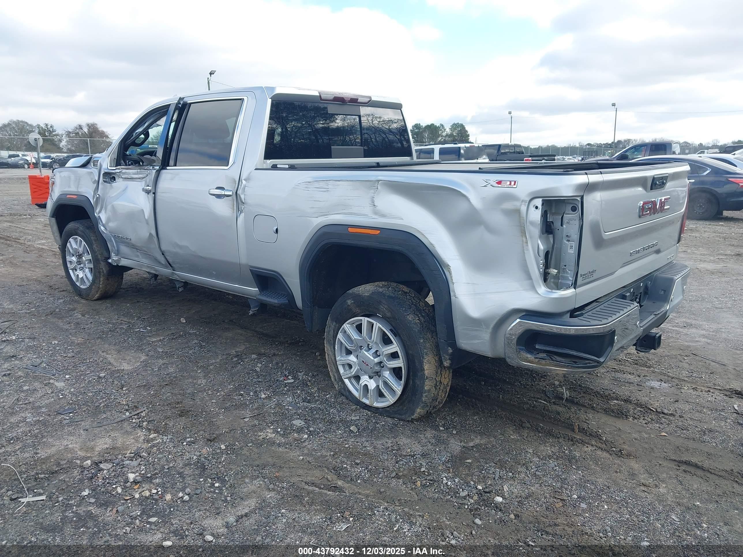 GMC SIERRA image 3