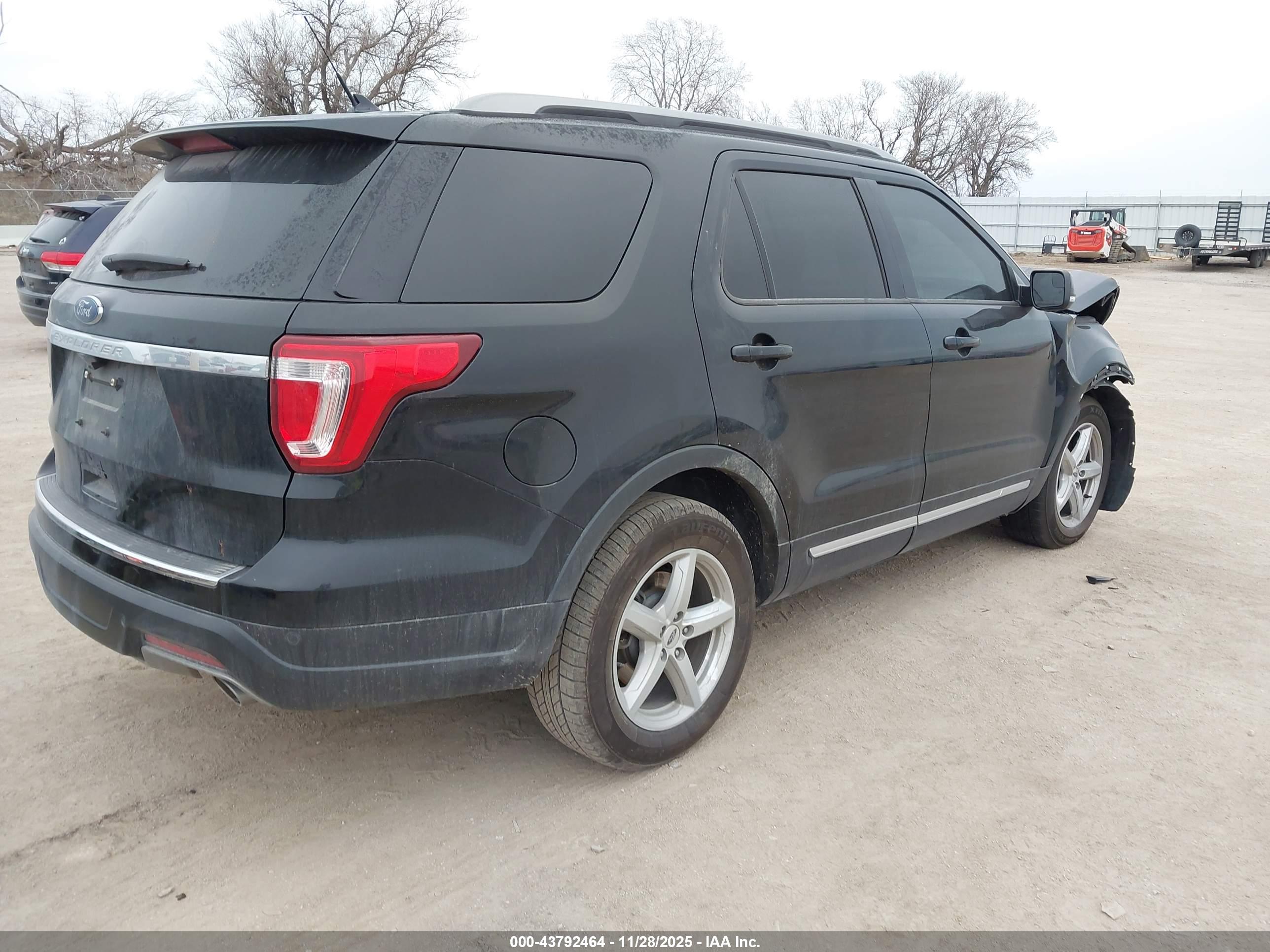 FORD EXPLORER image 4