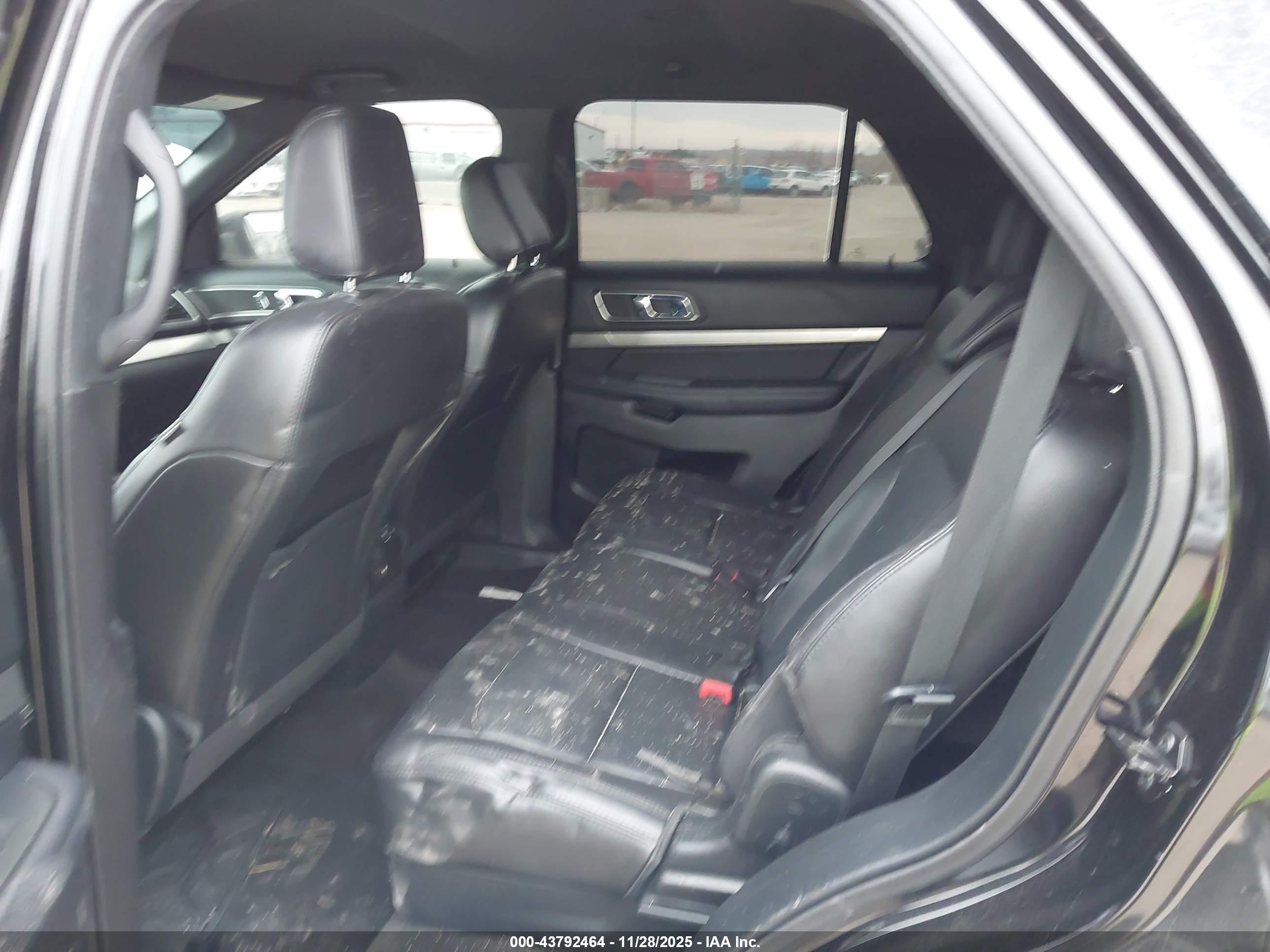 FORD EXPLORER image 8