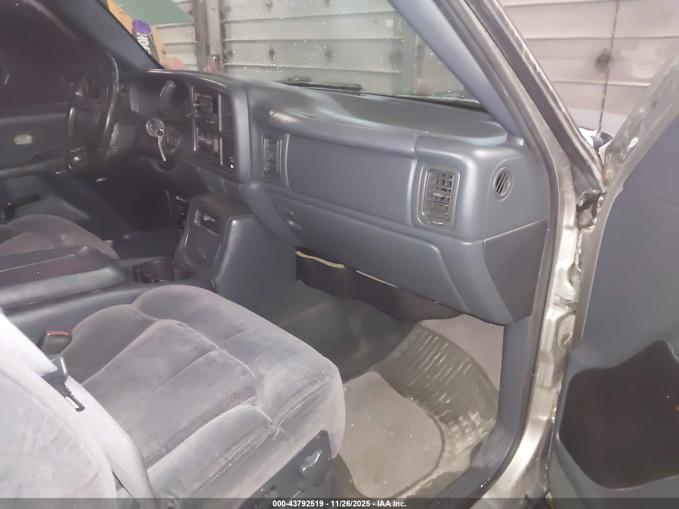 CHEVROLET SILVERADO image 5