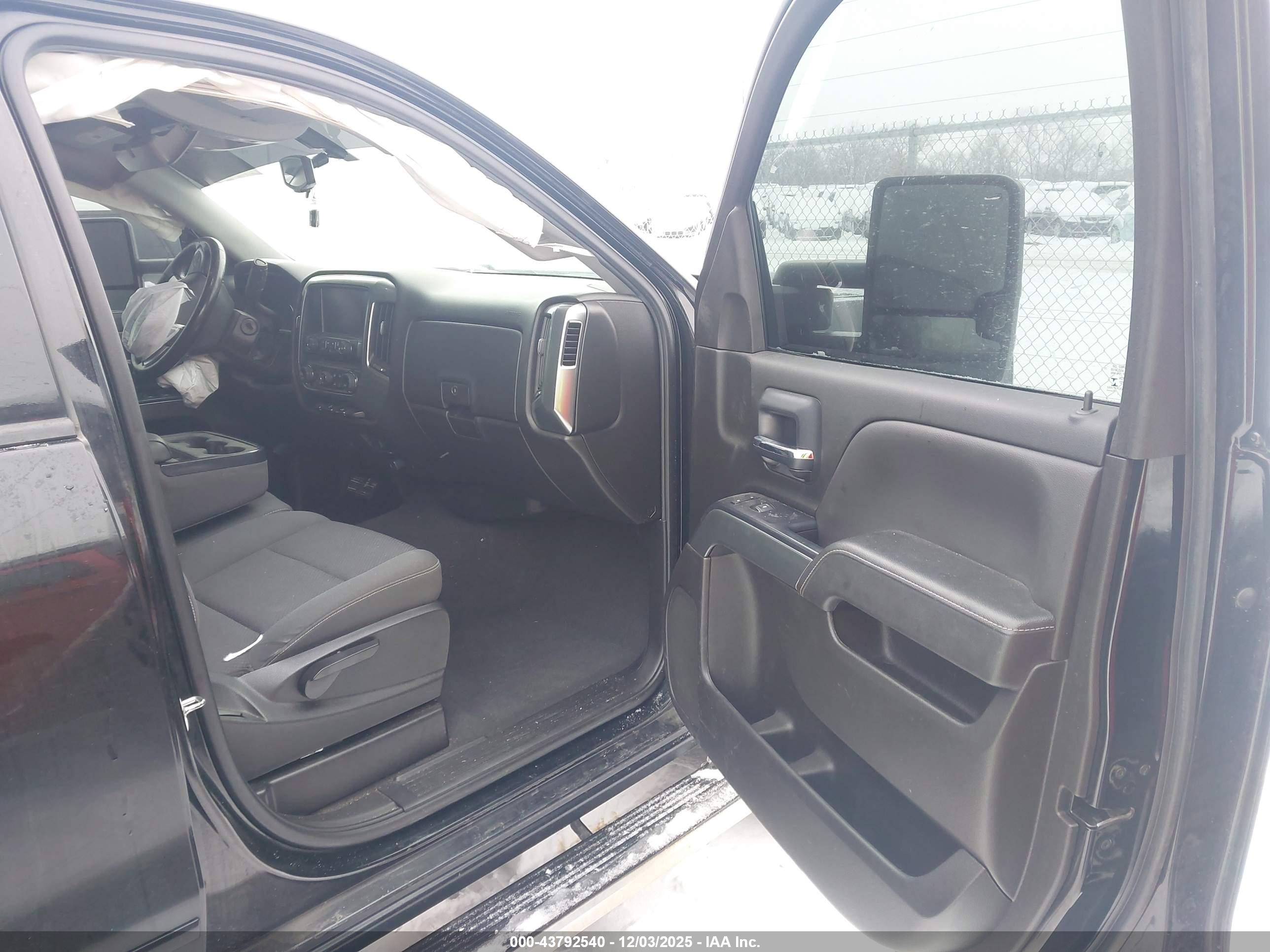 CHEVROLET SILVERADO image 5
