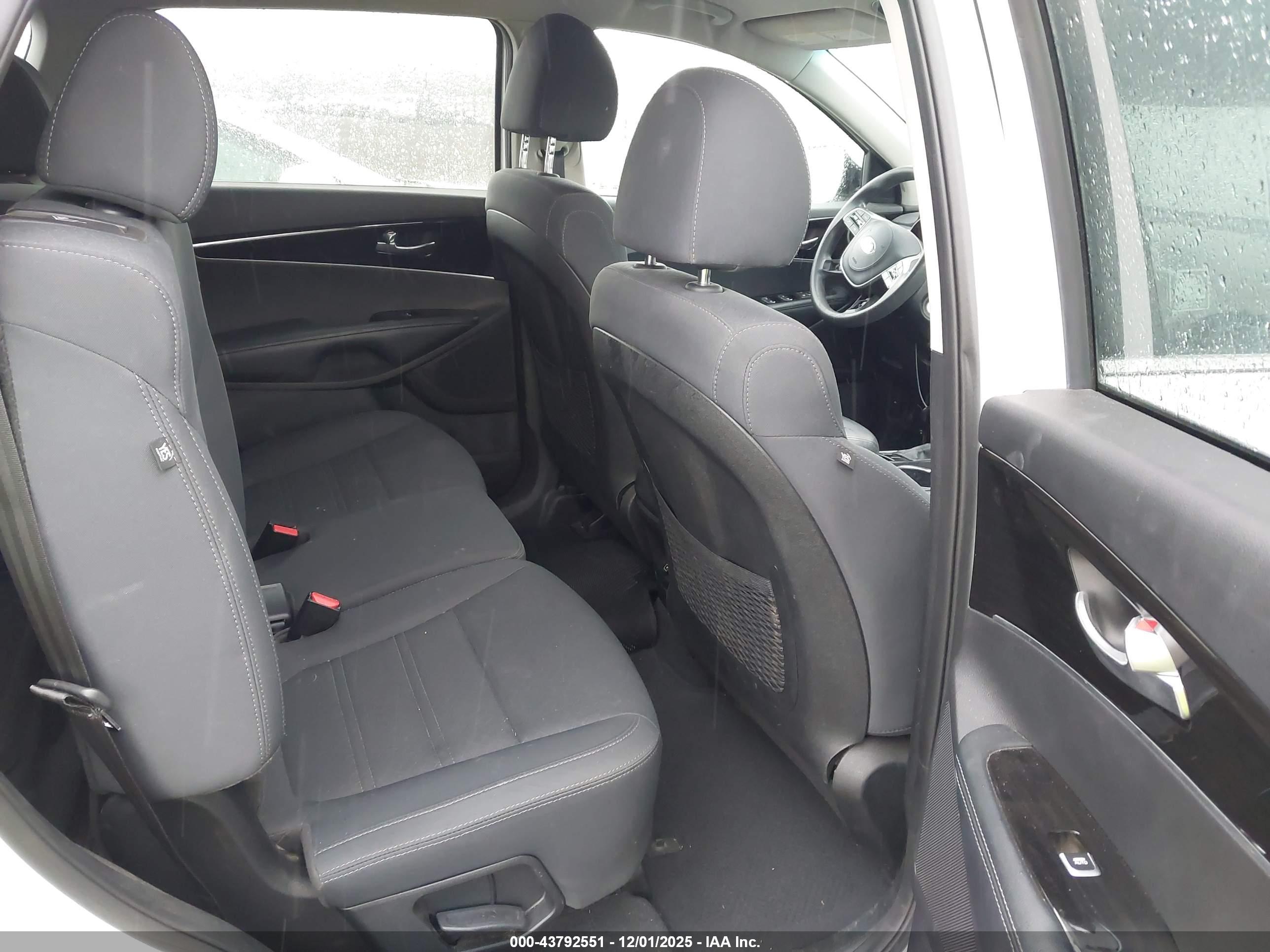 KIA SORENTO image 8