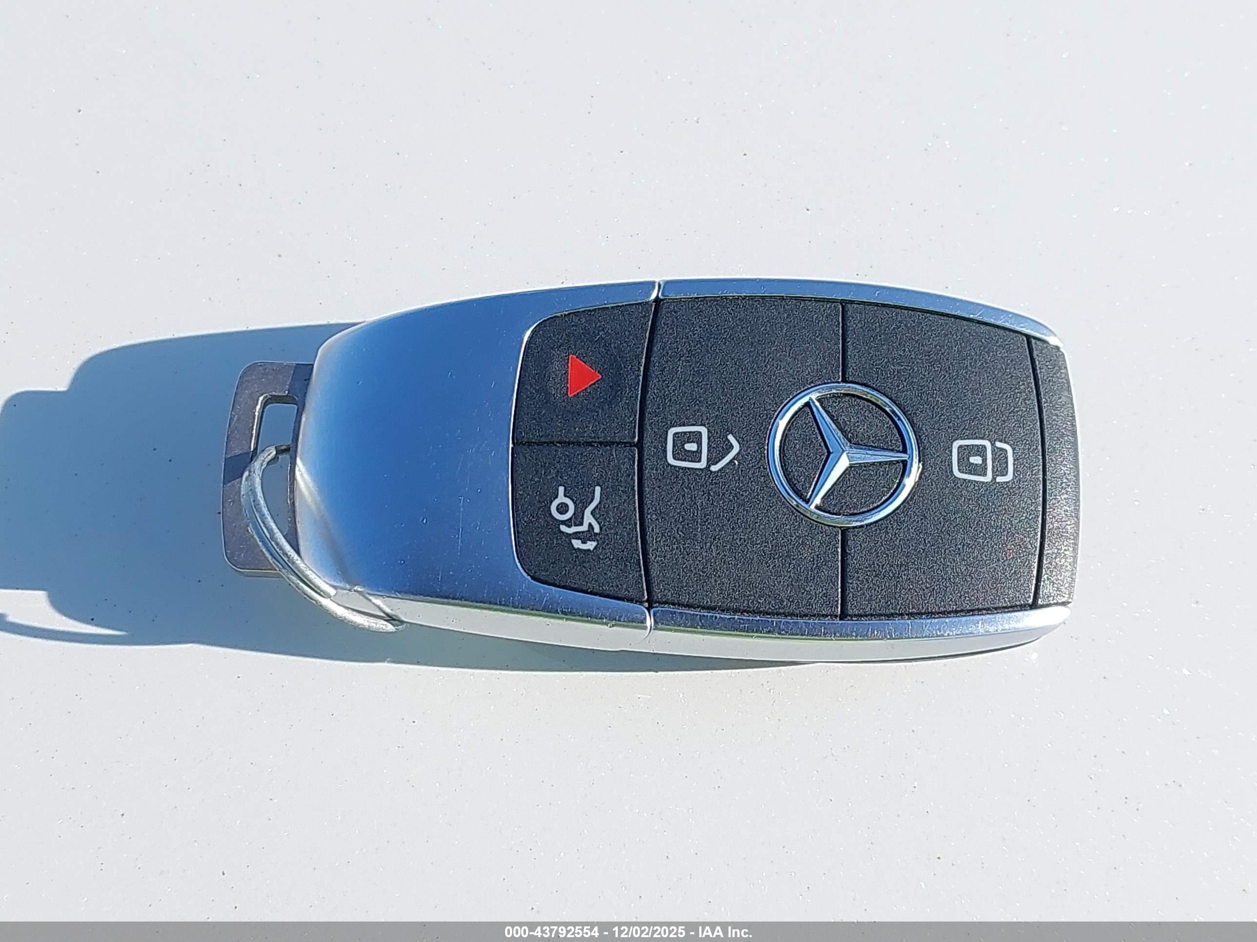 MERCEDES-BENZ GLB image 11