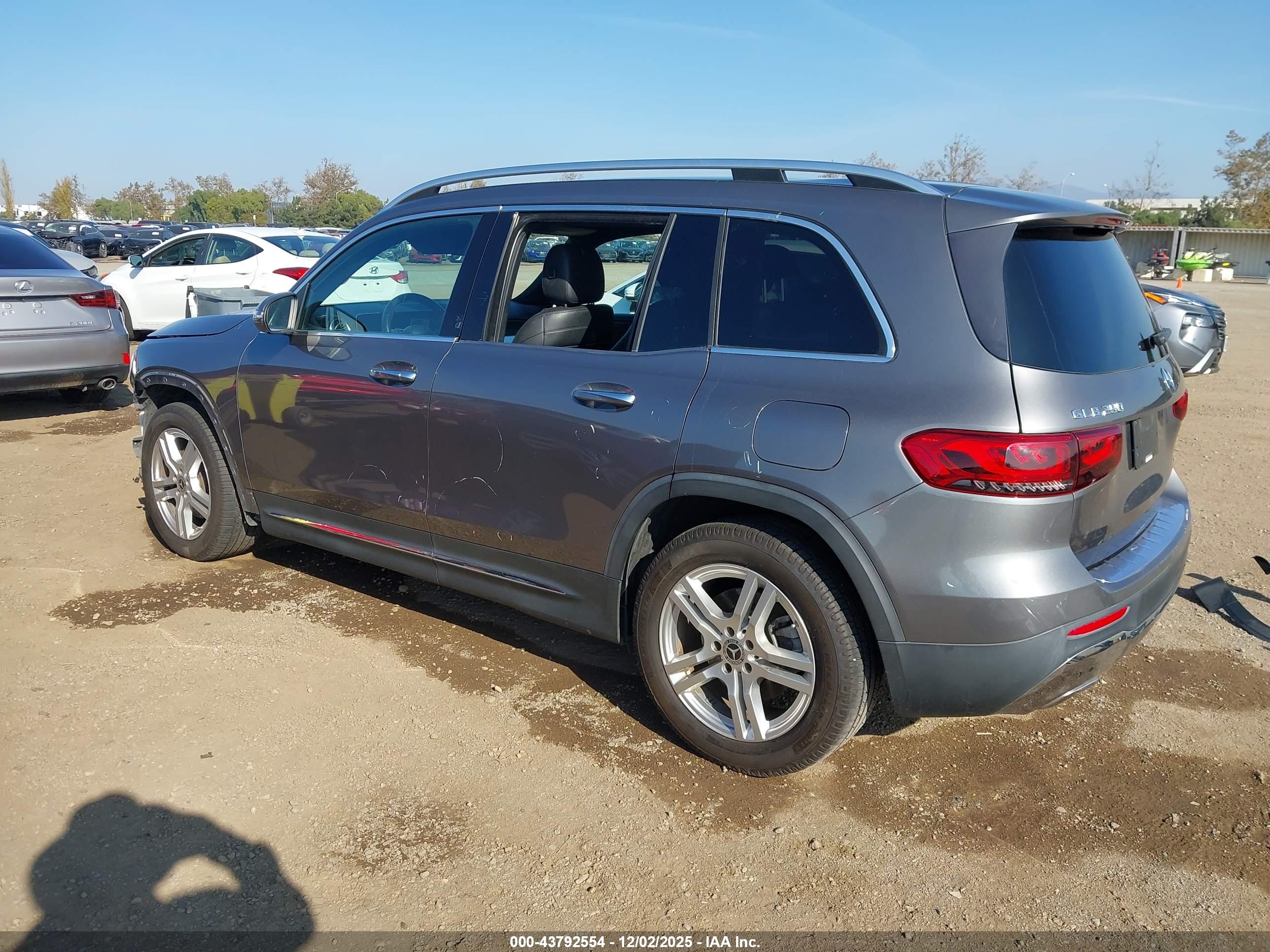 MERCEDES-BENZ GLB image 3