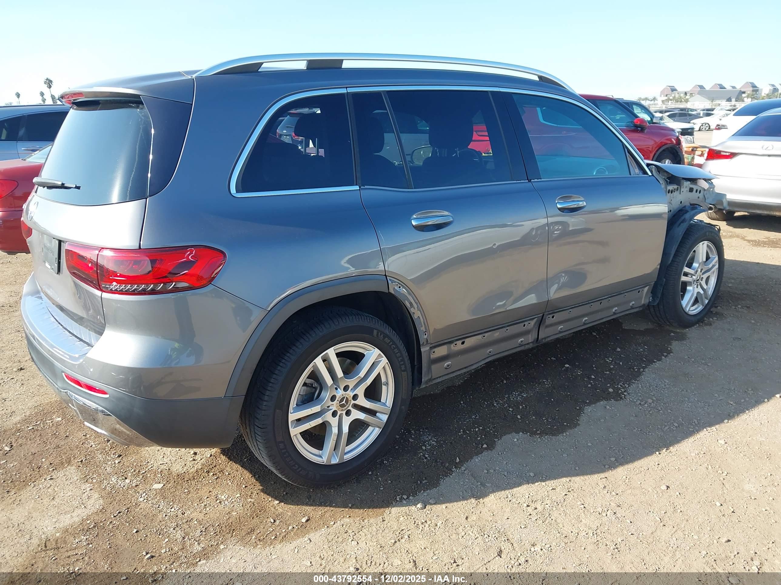 MERCEDES-BENZ GLB image 4