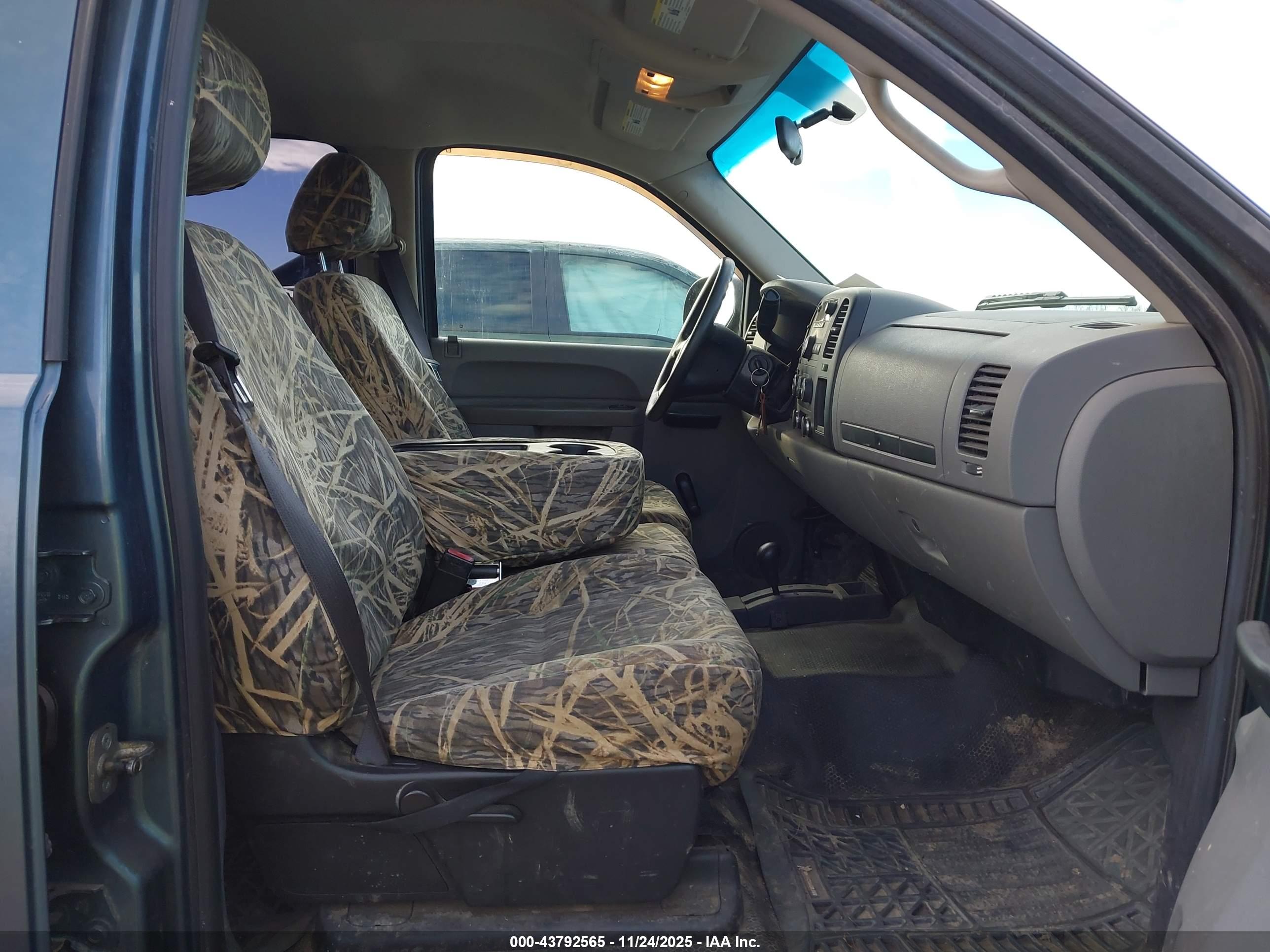 CHEVROLET SILVERADO image 5