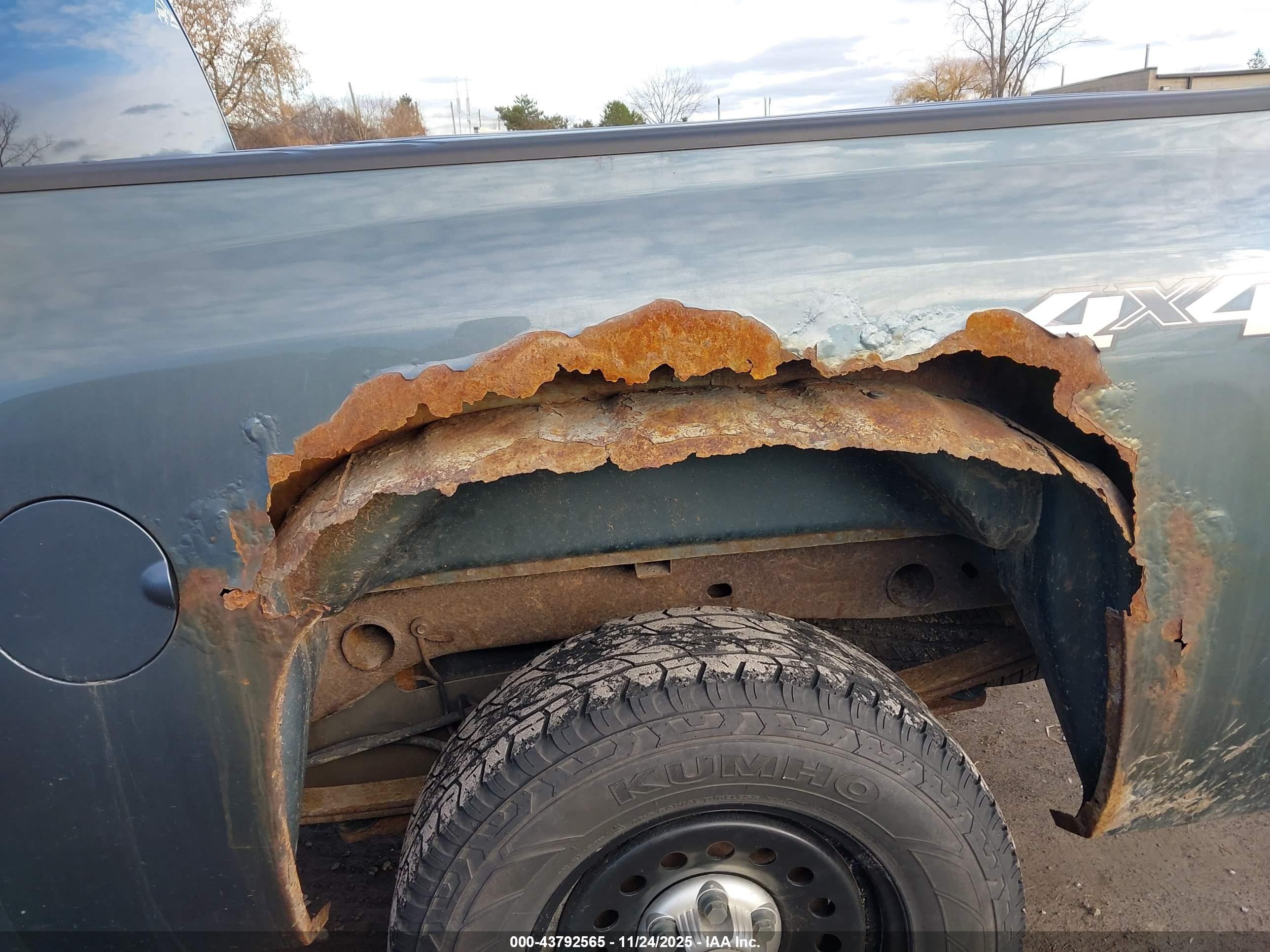 CHEVROLET SILVERADO image 6