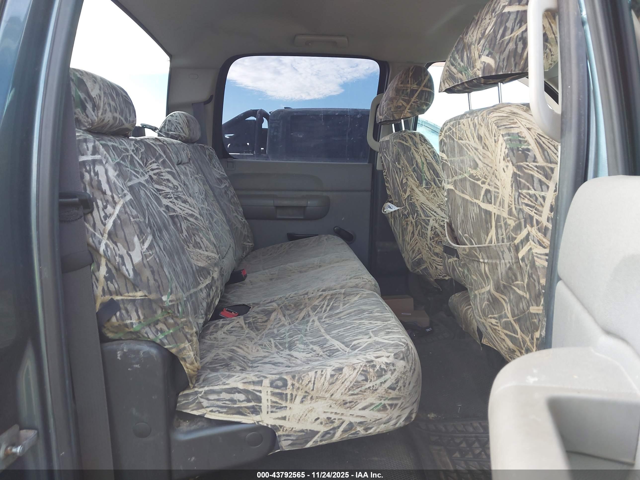 CHEVROLET SILVERADO image 8