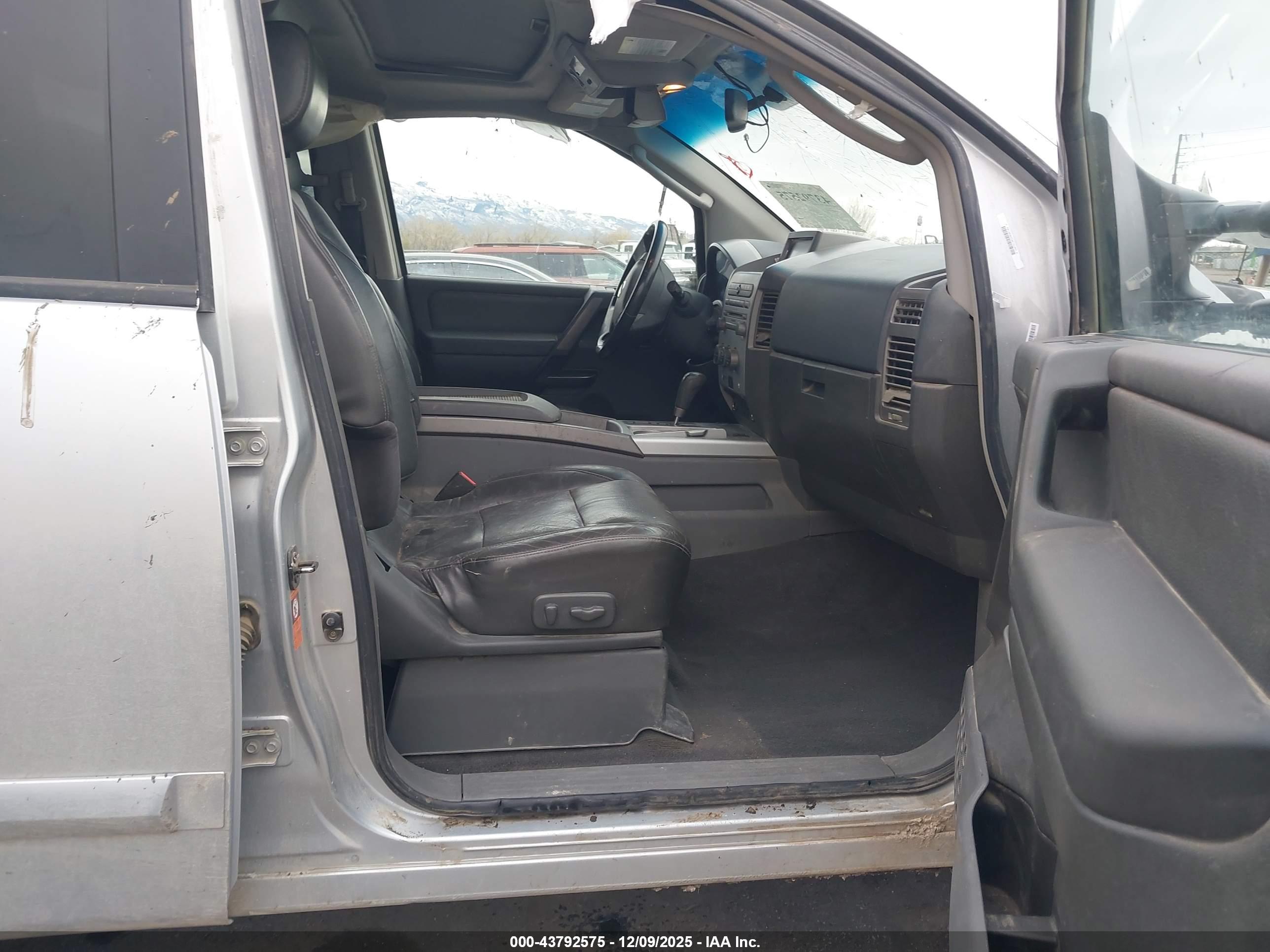 NISSAN TITAN image 5