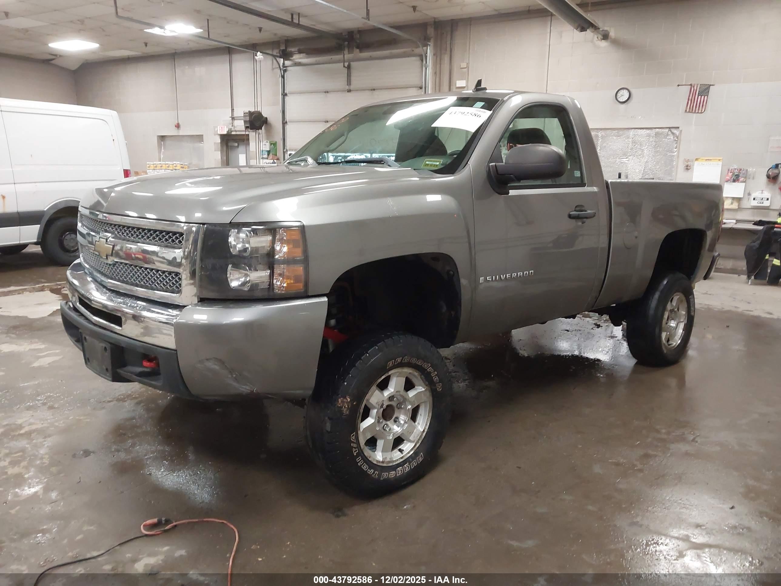 CHEVROLET SILVERADO image 2