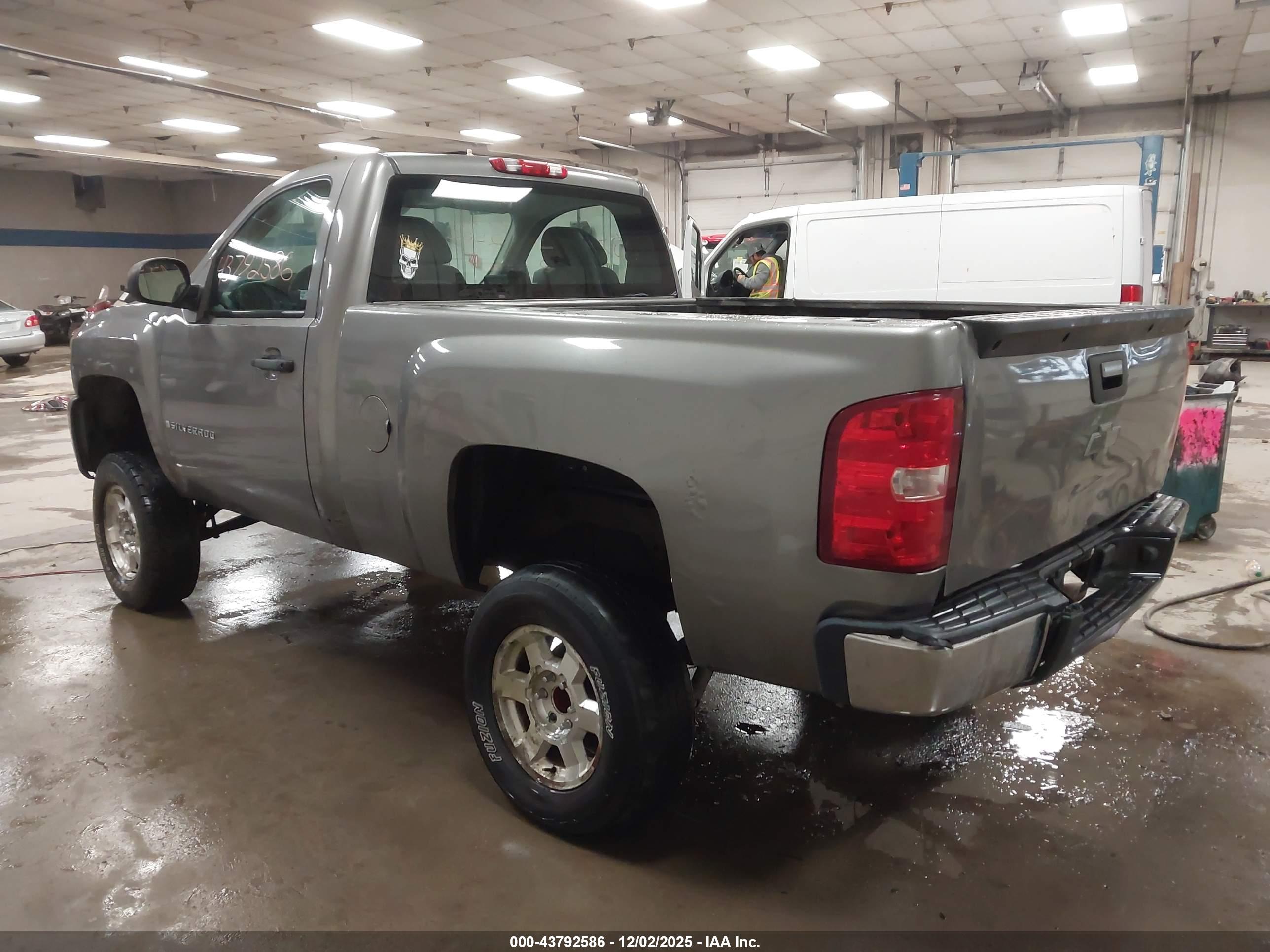 CHEVROLET SILVERADO image 3