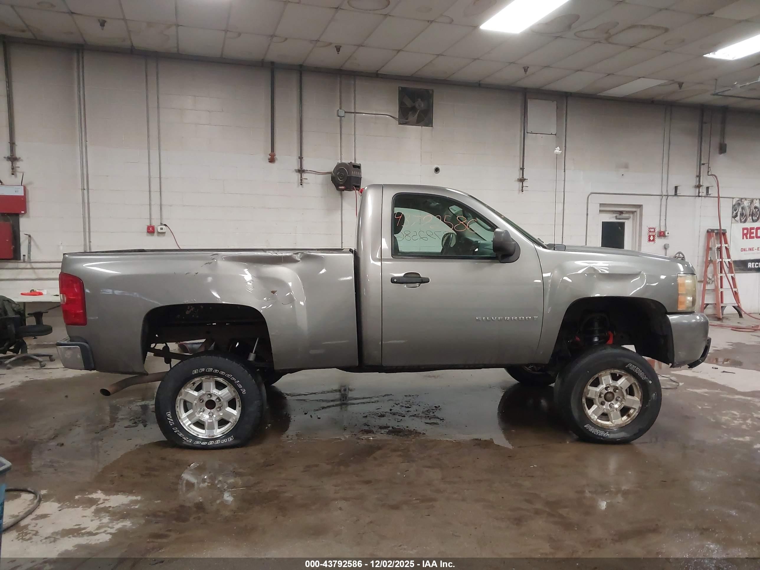 CHEVROLET SILVERADO image 6