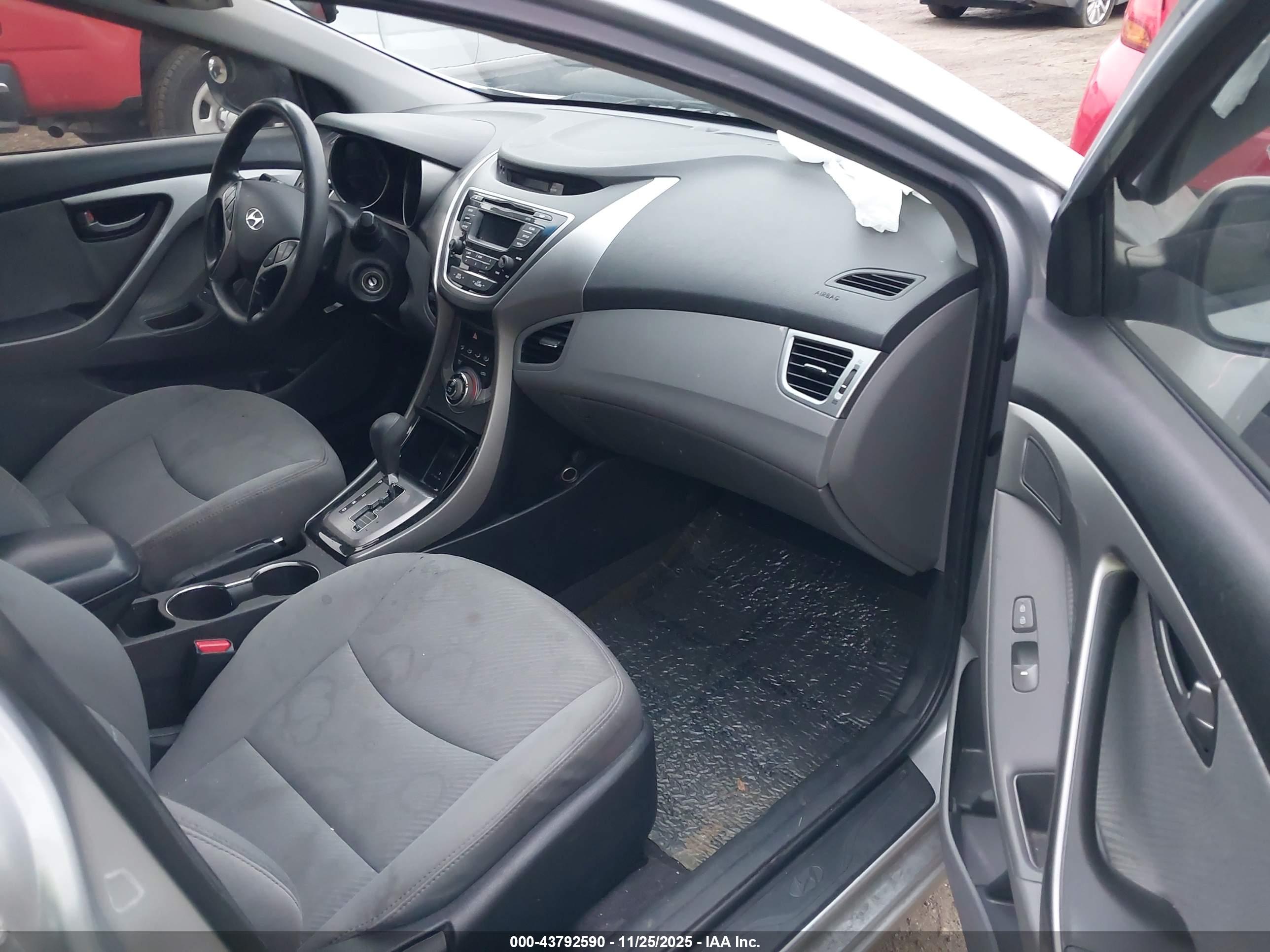 HYUNDAI ELANTRA image 5