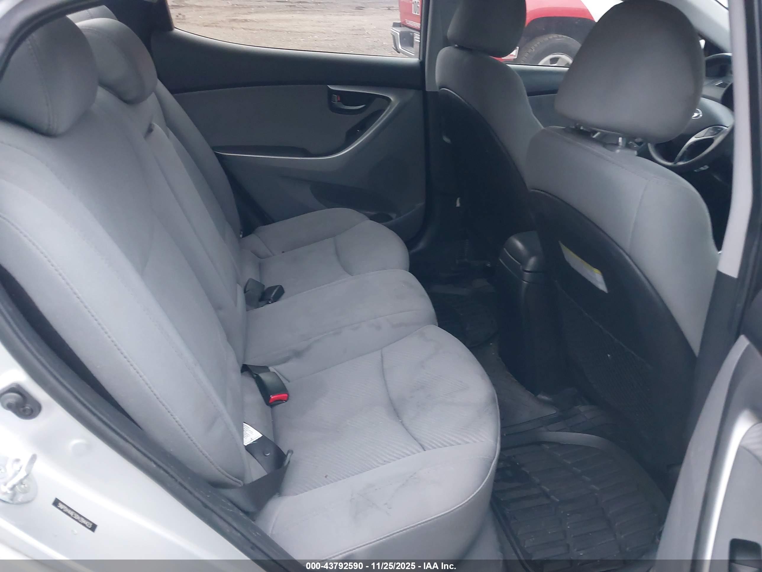 HYUNDAI ELANTRA image 8