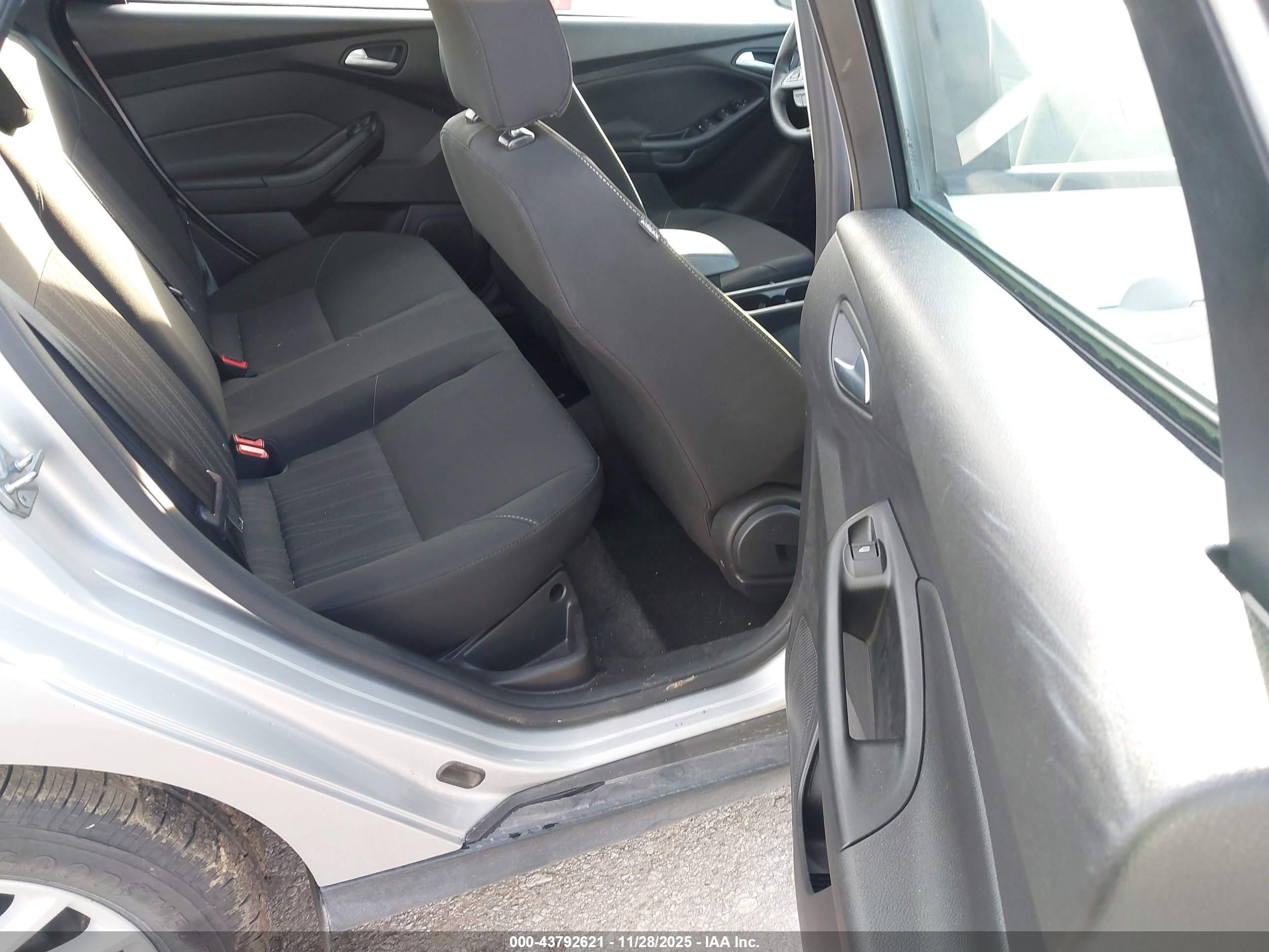 FORD FOCUS image 8