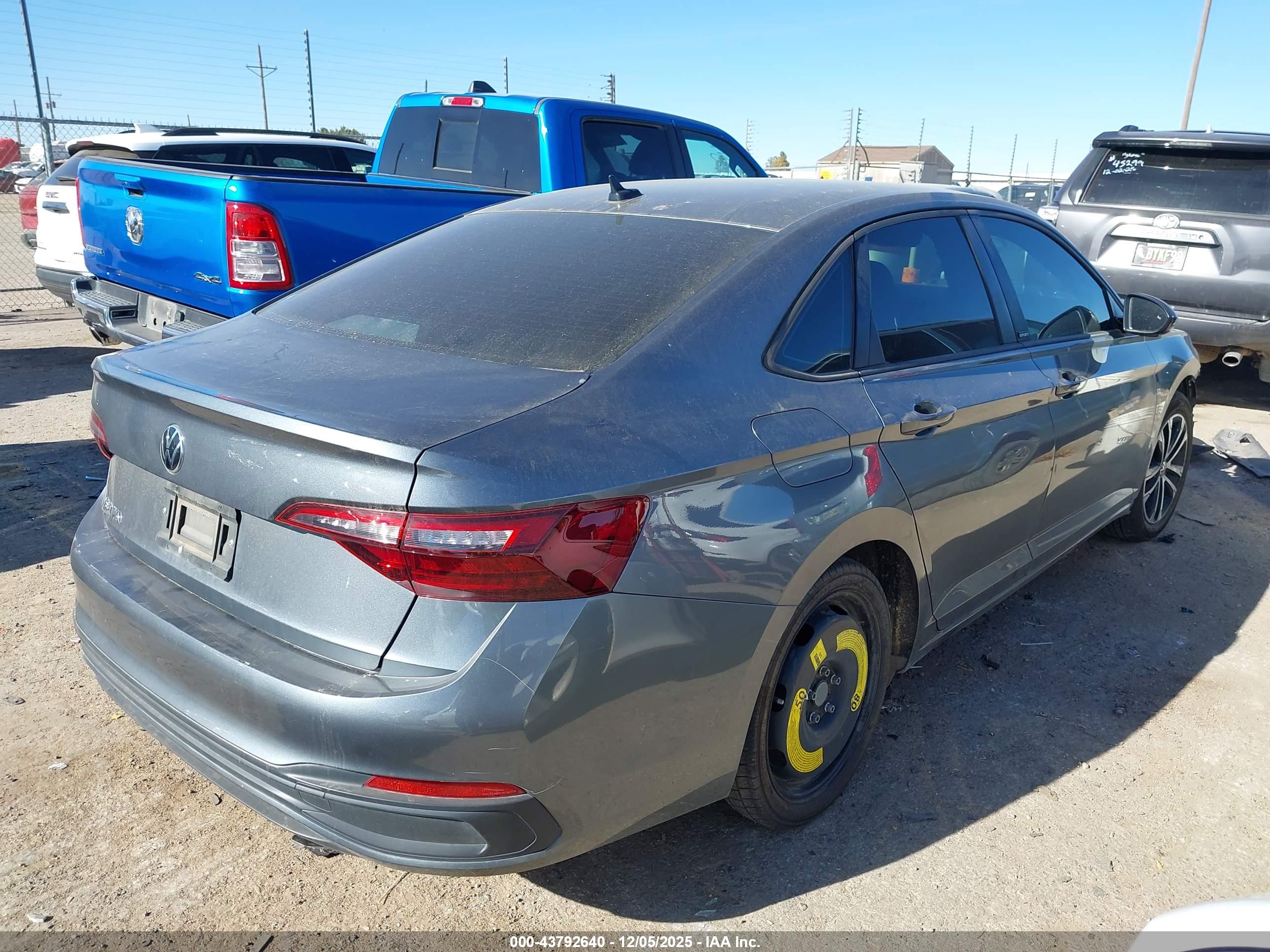 VOLKSWAGEN JETTA image 4