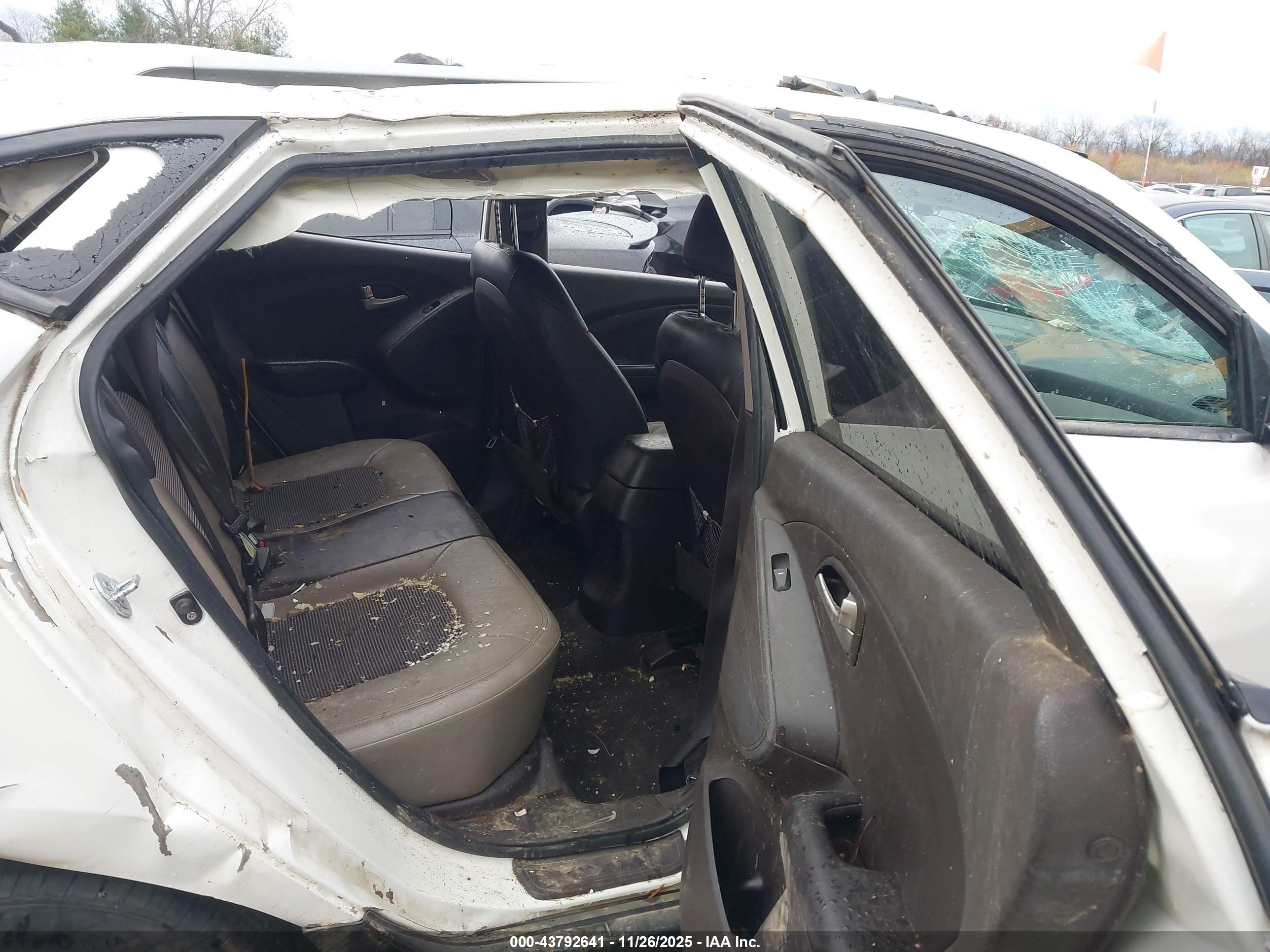 HYUNDAI TUCSON image 8