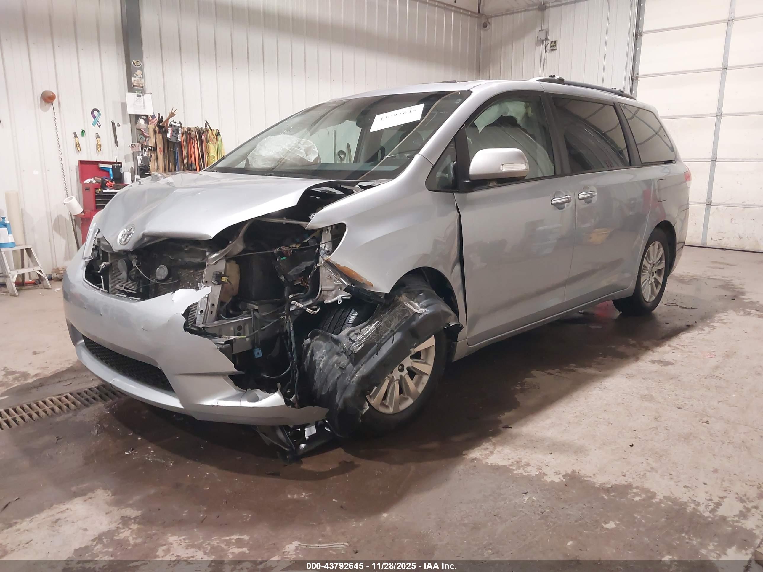 TOYOTA SIENNA image 2