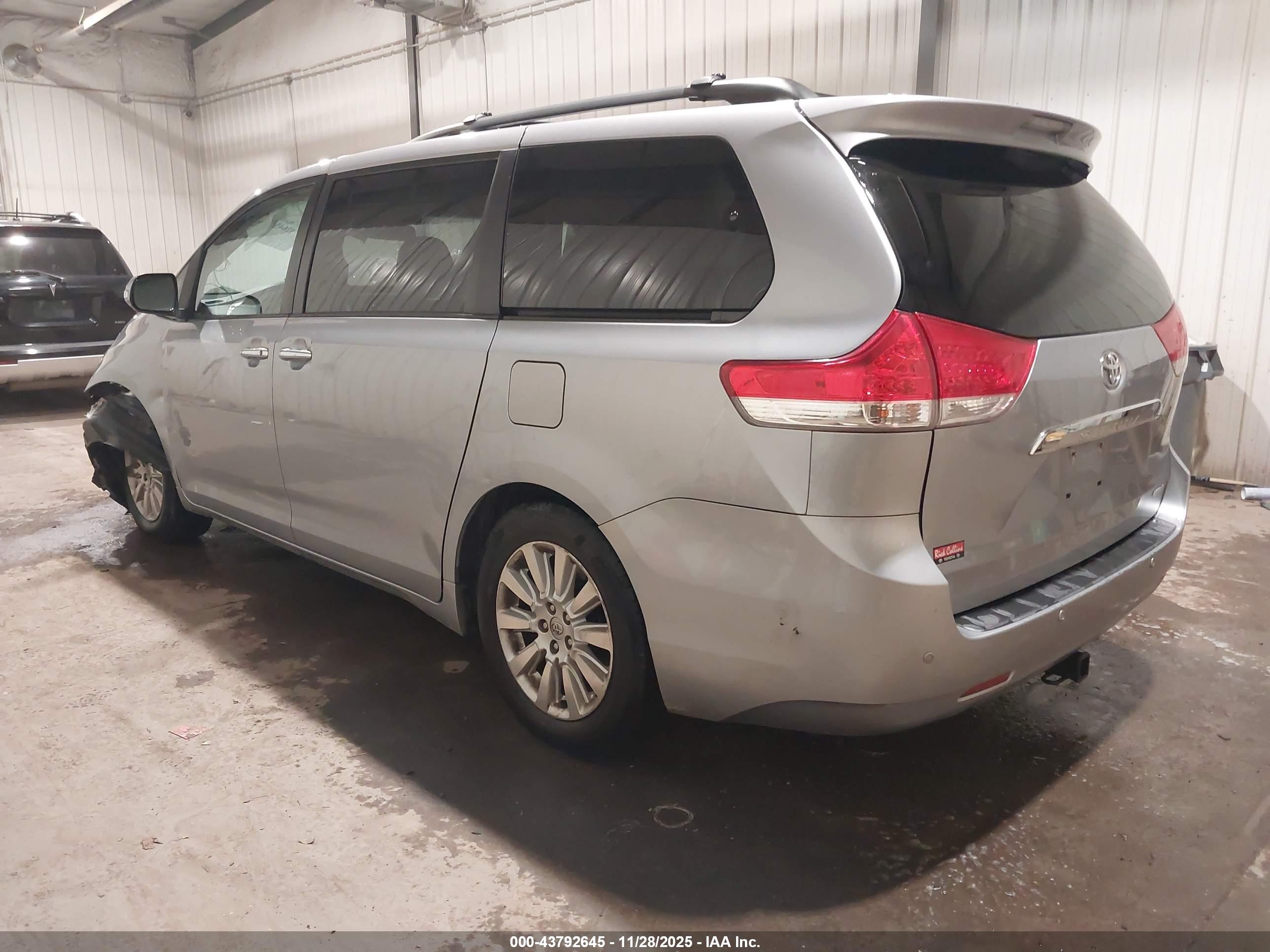 TOYOTA SIENNA image 3