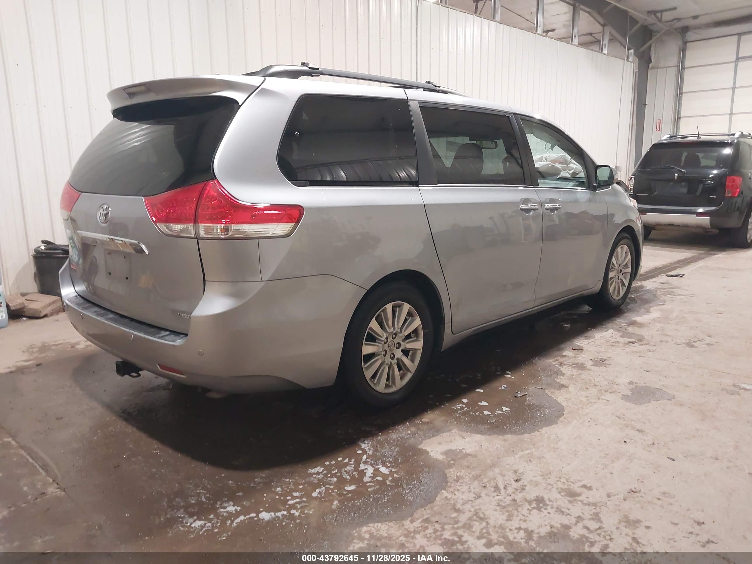 TOYOTA SIENNA image 4