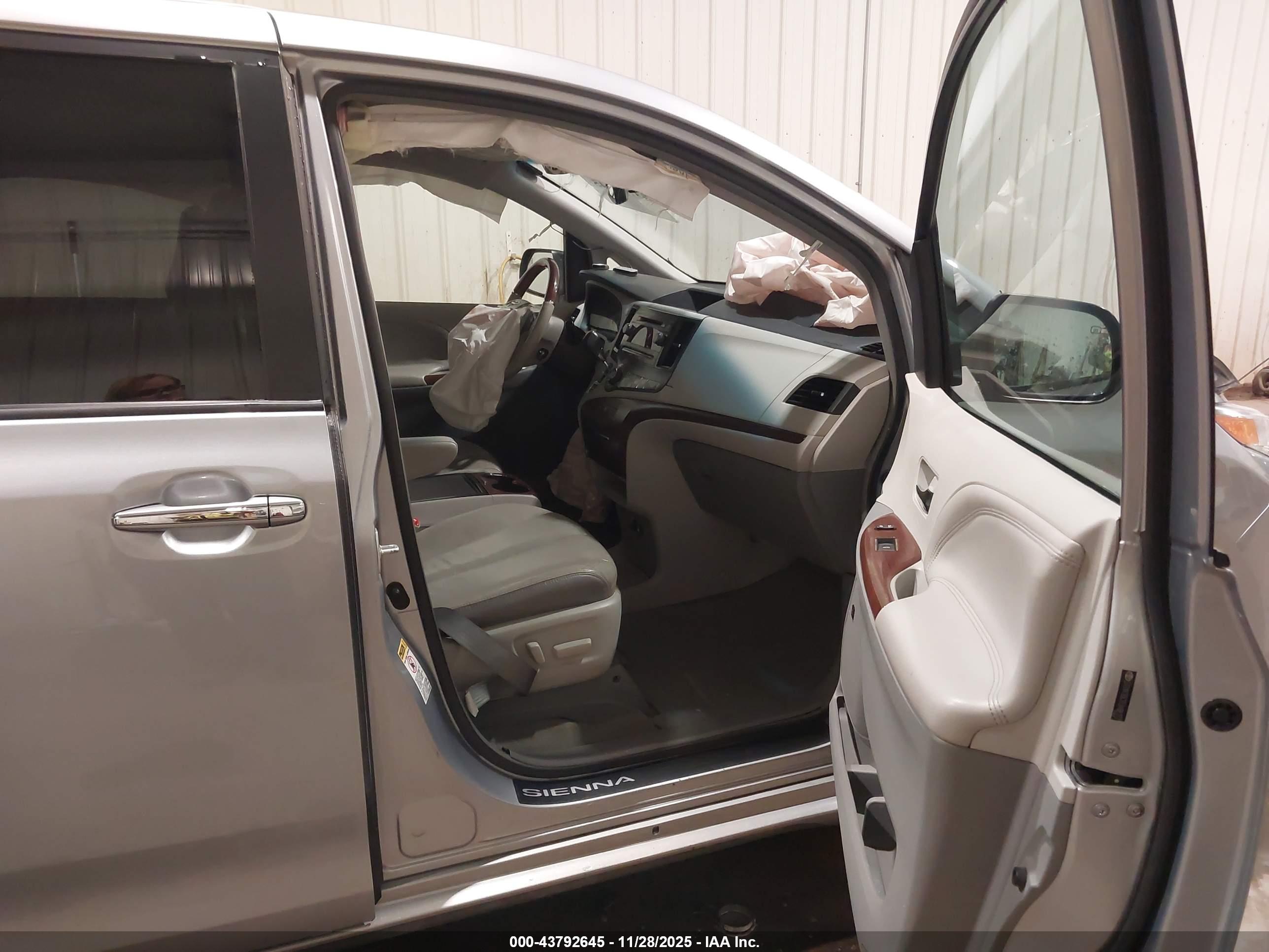 TOYOTA SIENNA image 5