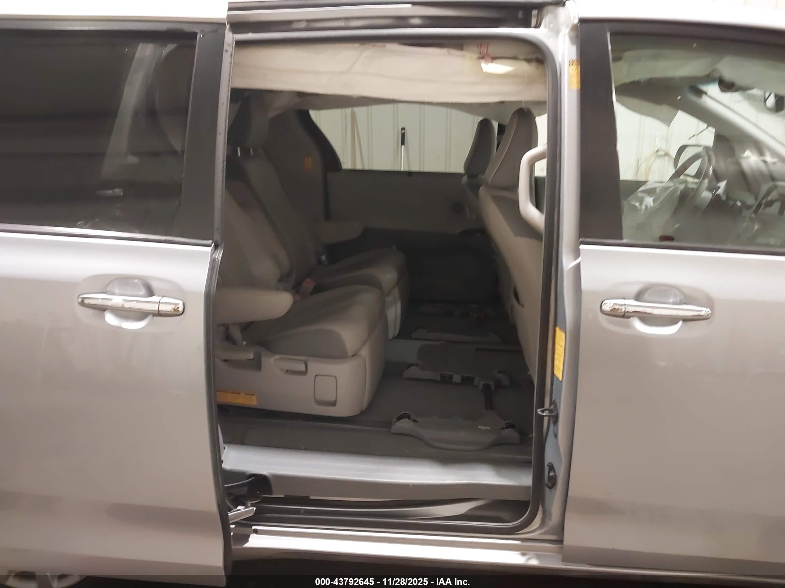 TOYOTA SIENNA image 8