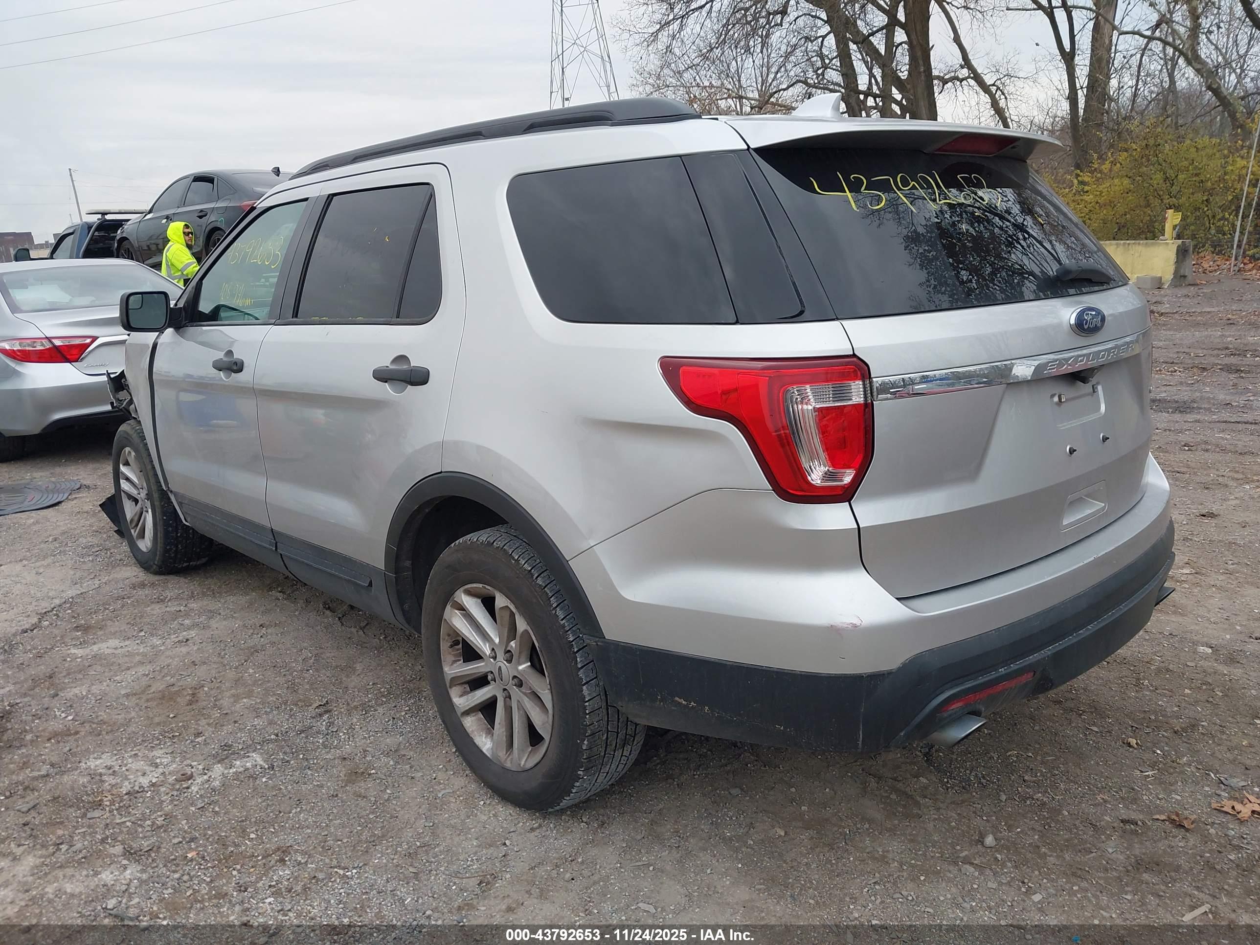 FORD EXPLORER image 3