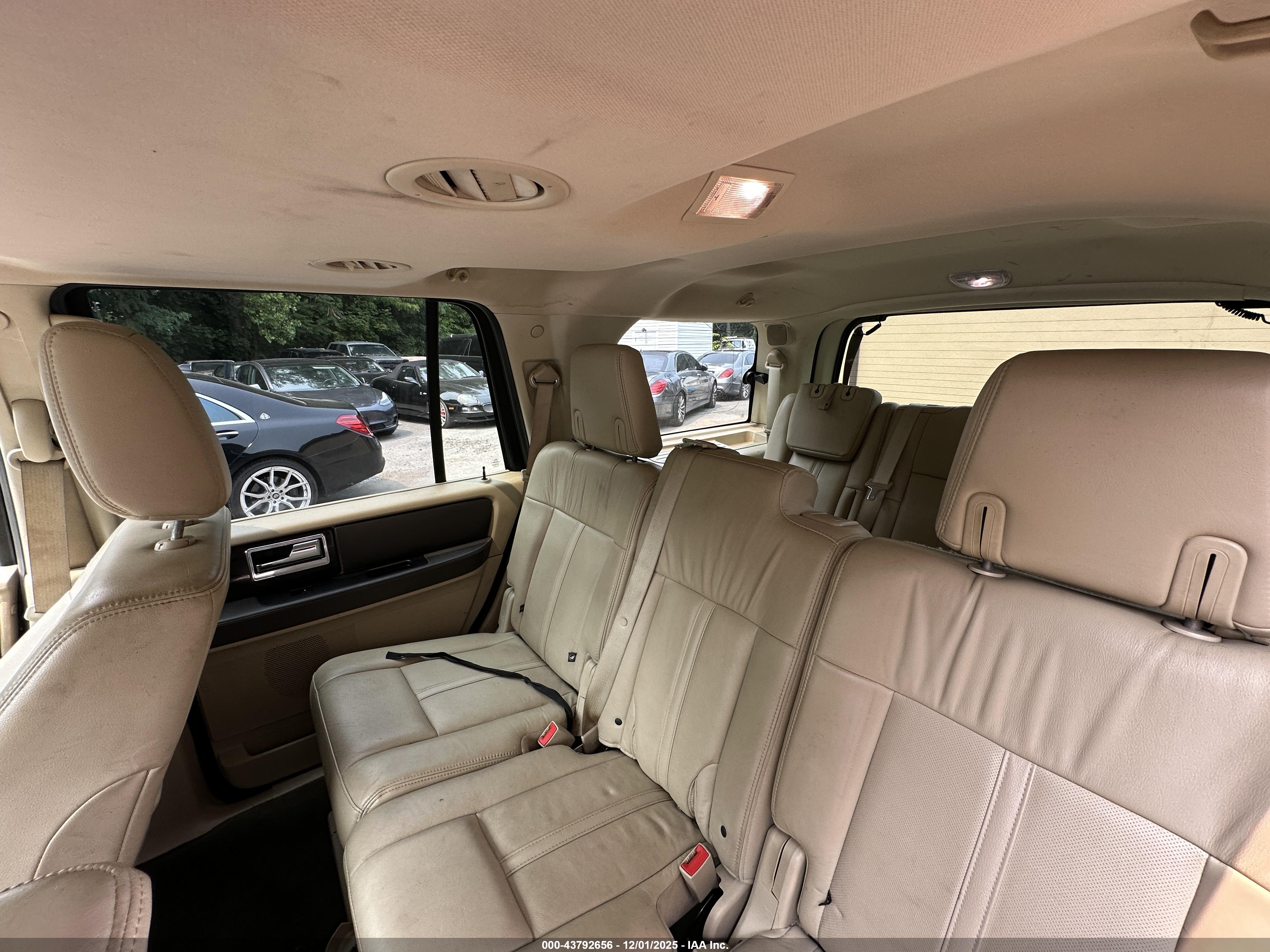 LINCOLN NAVIGATOR image 8