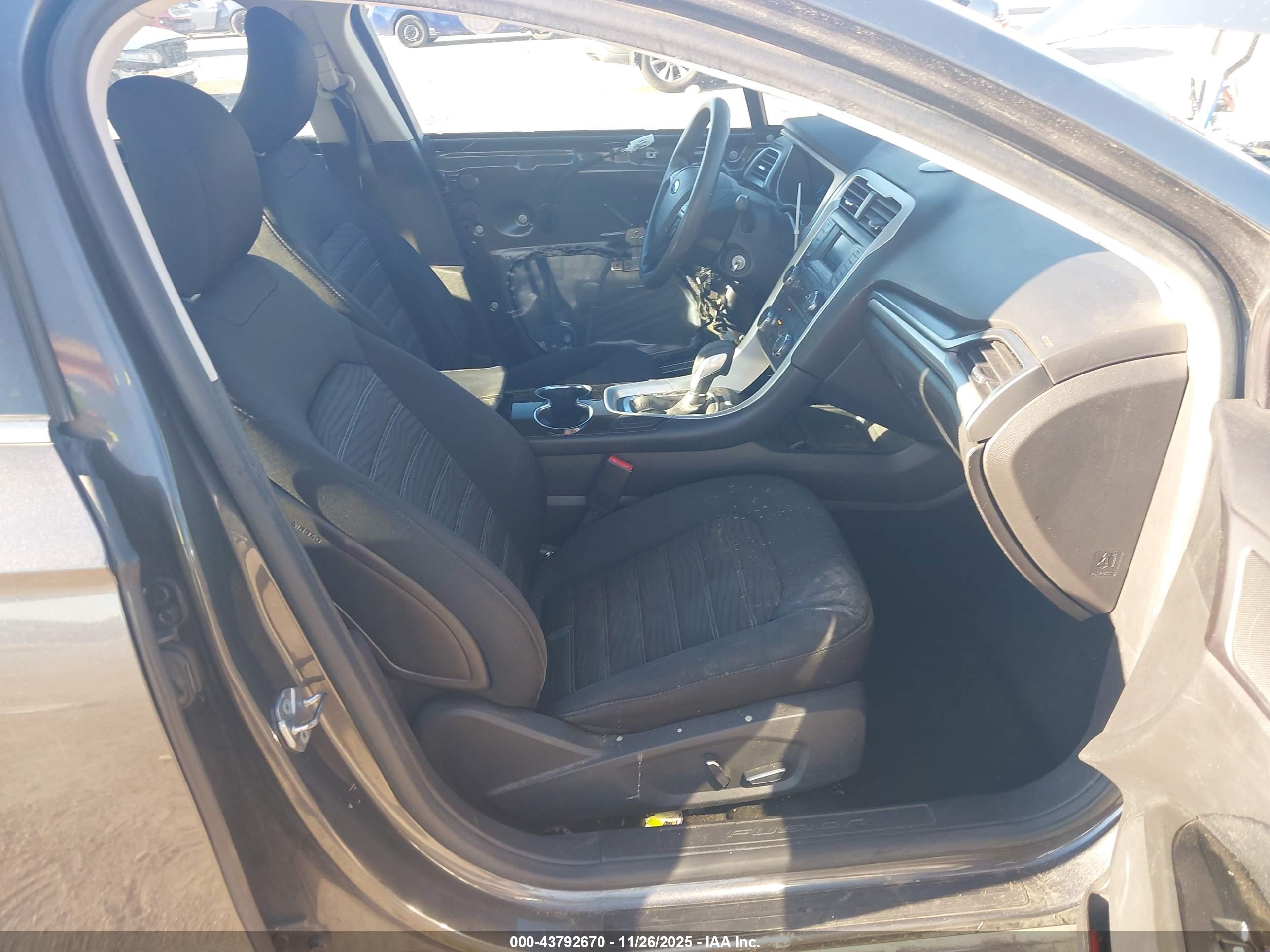 FORD FUSION image 5