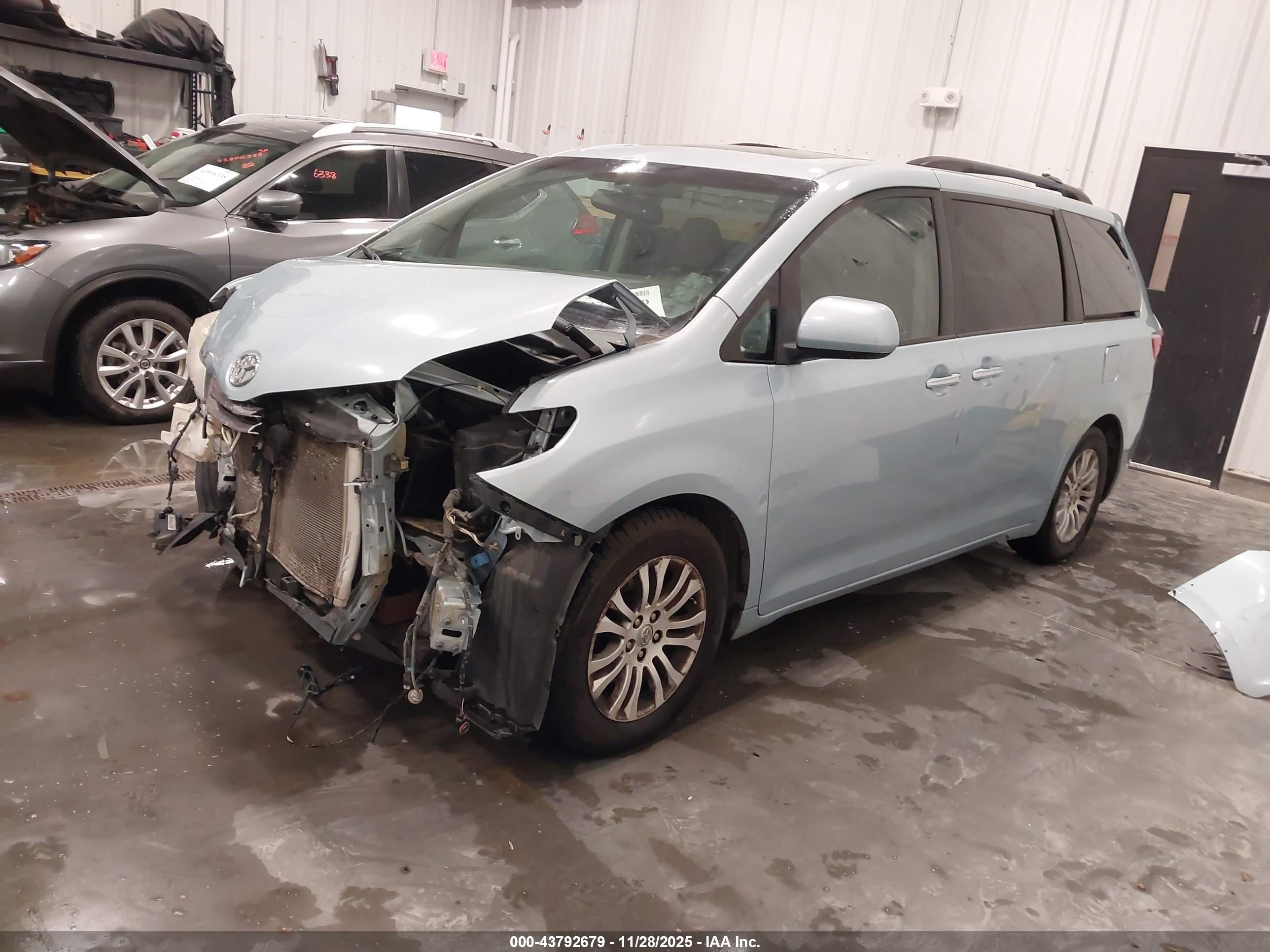 TOYOTA SIENNA image 2