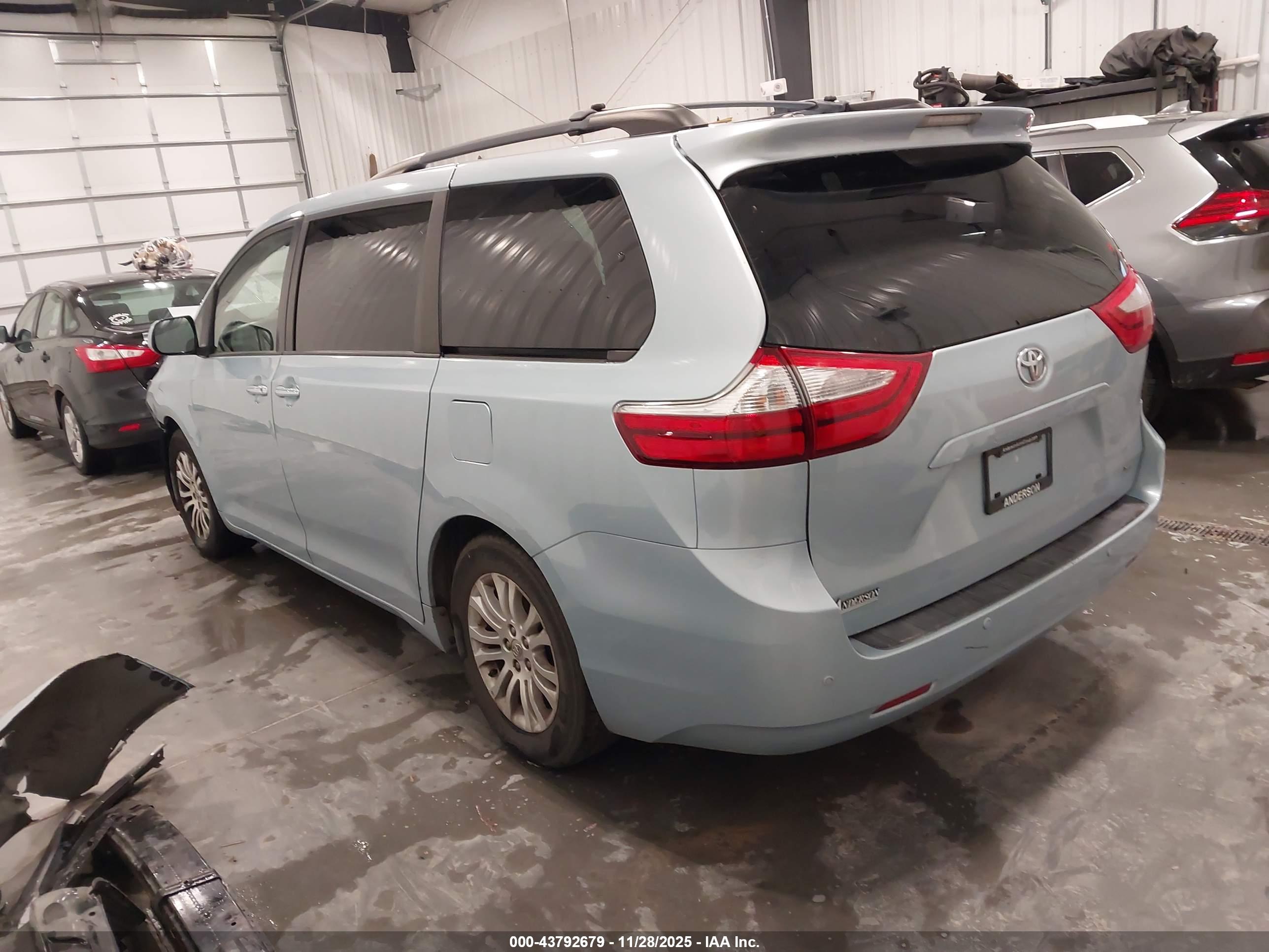 TOYOTA SIENNA image 3