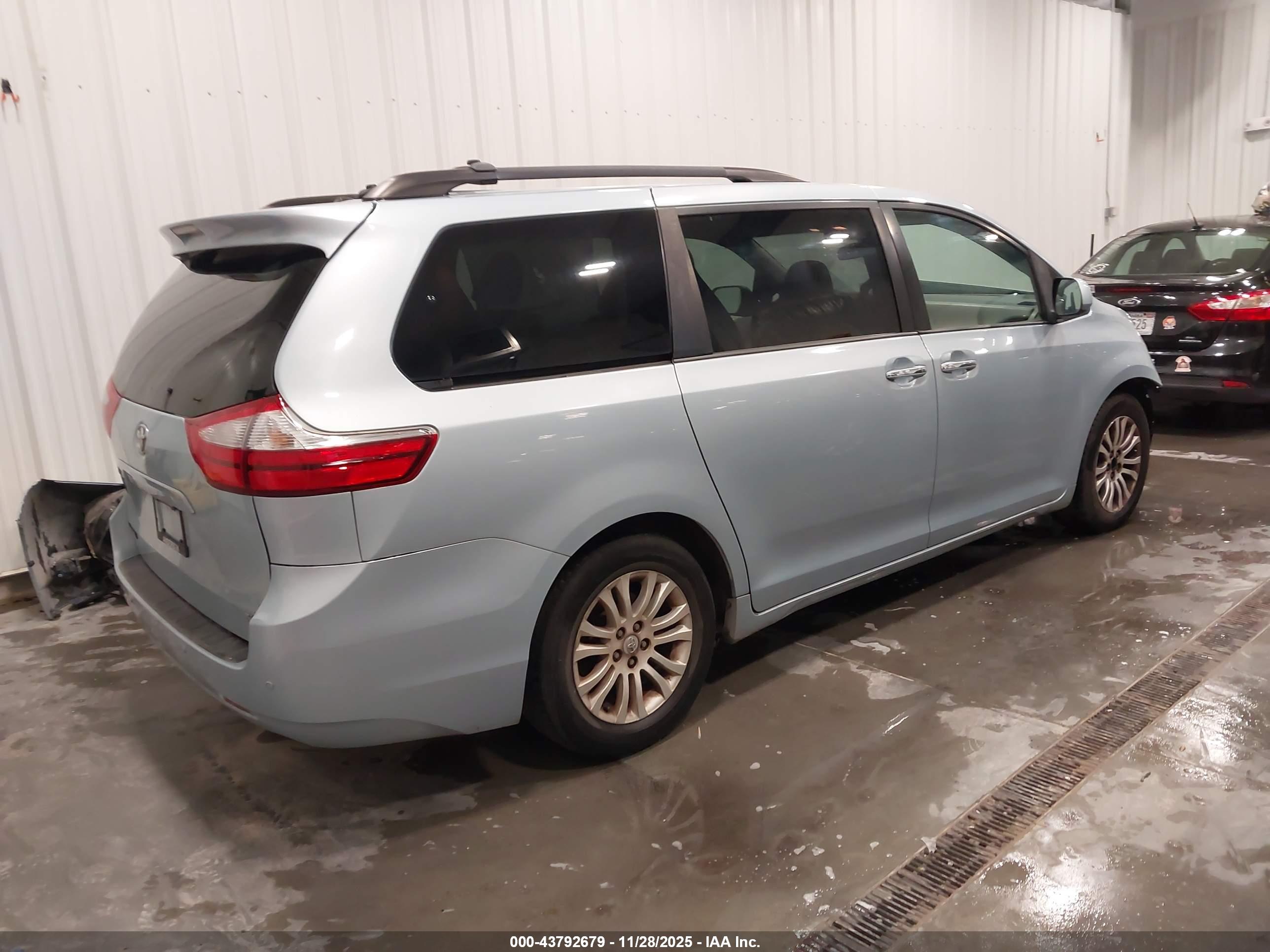 TOYOTA SIENNA image 4