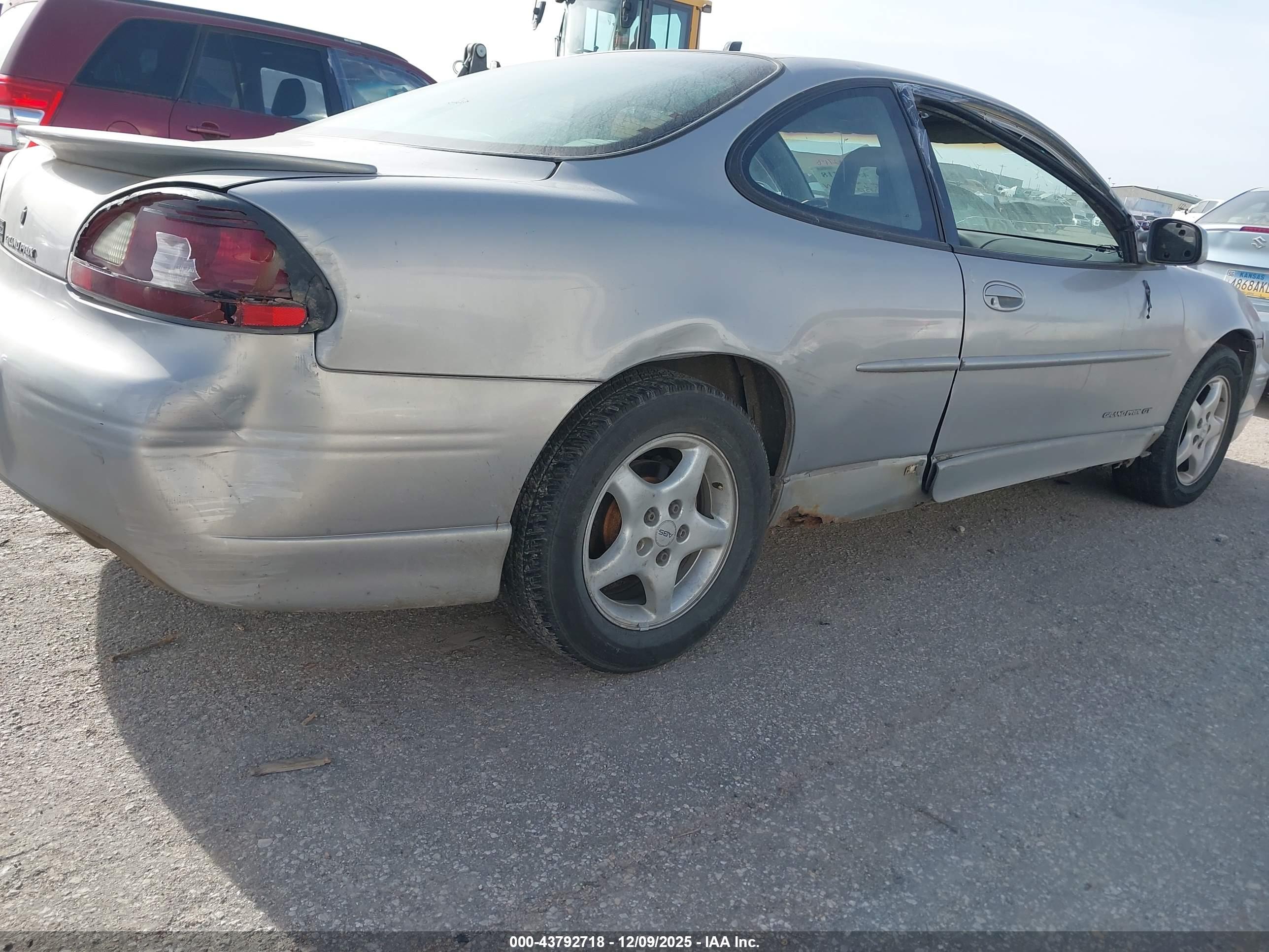 PONTIAC GRAND image 6