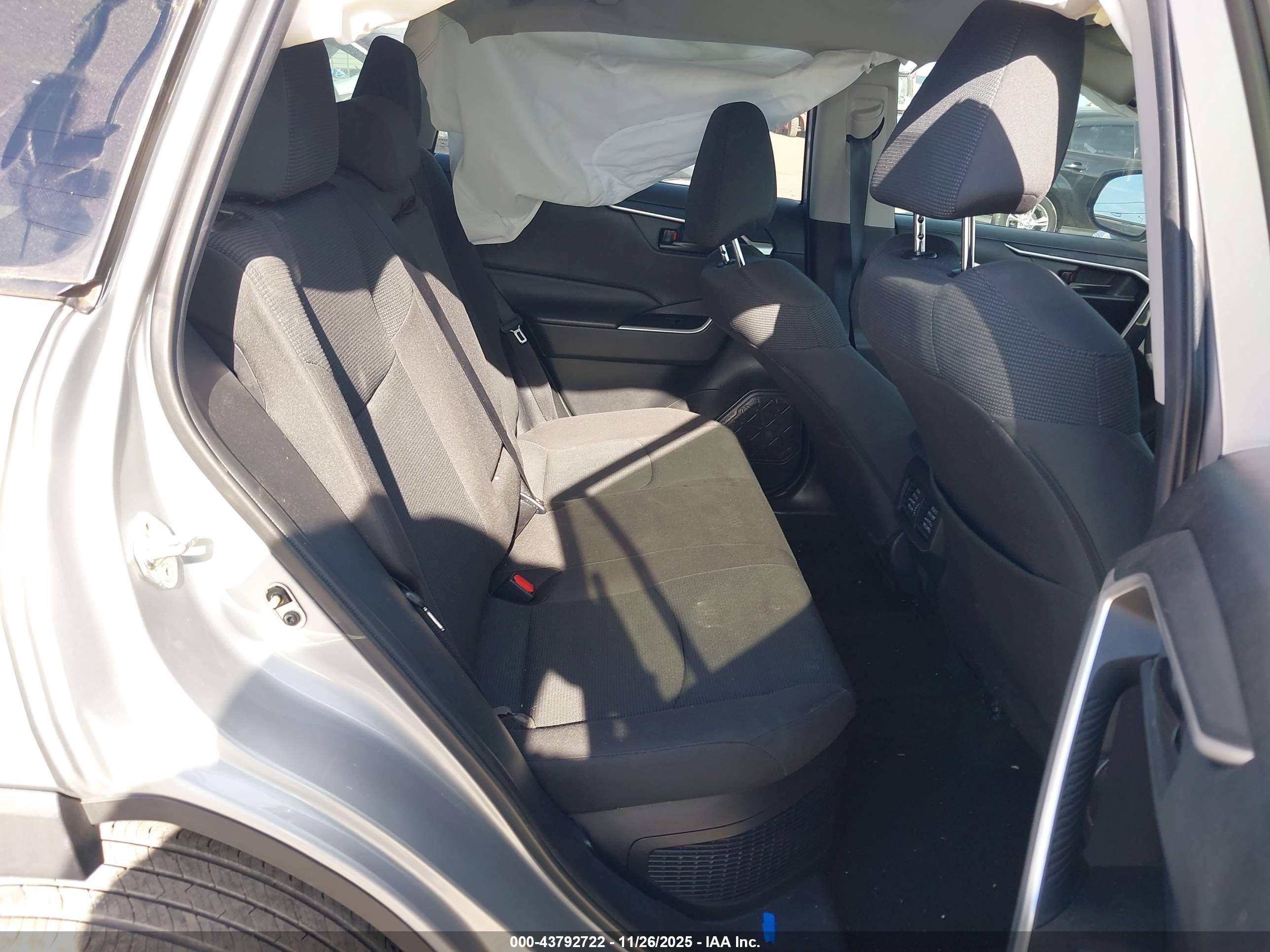 TOYOTA RAV4 image 8