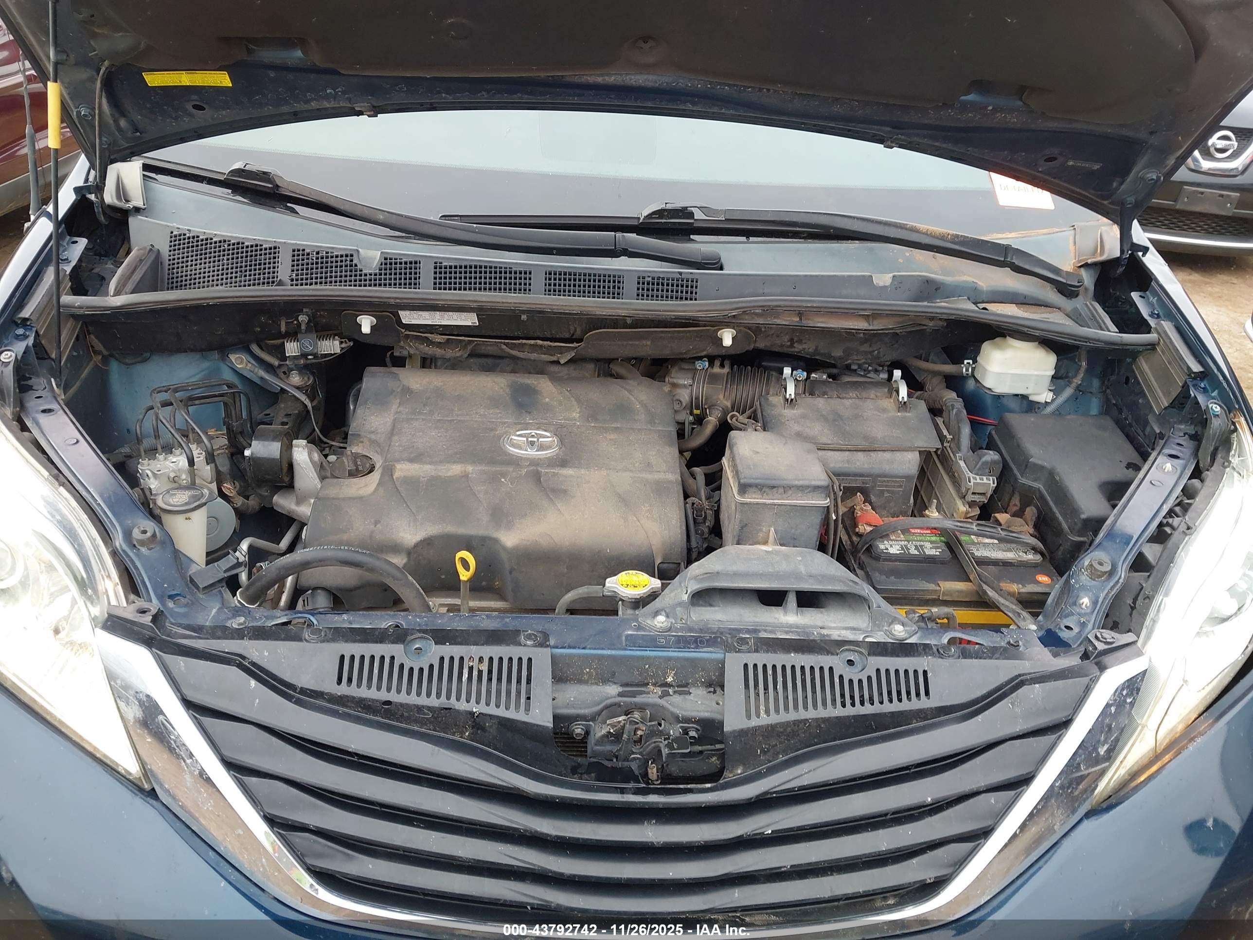 TOYOTA SIENNA image 10