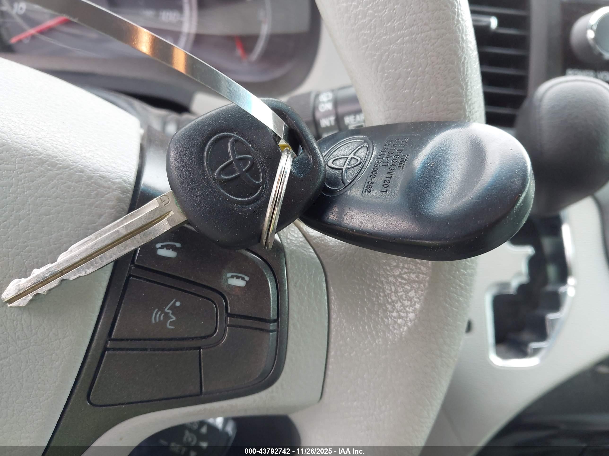 TOYOTA SIENNA image 11