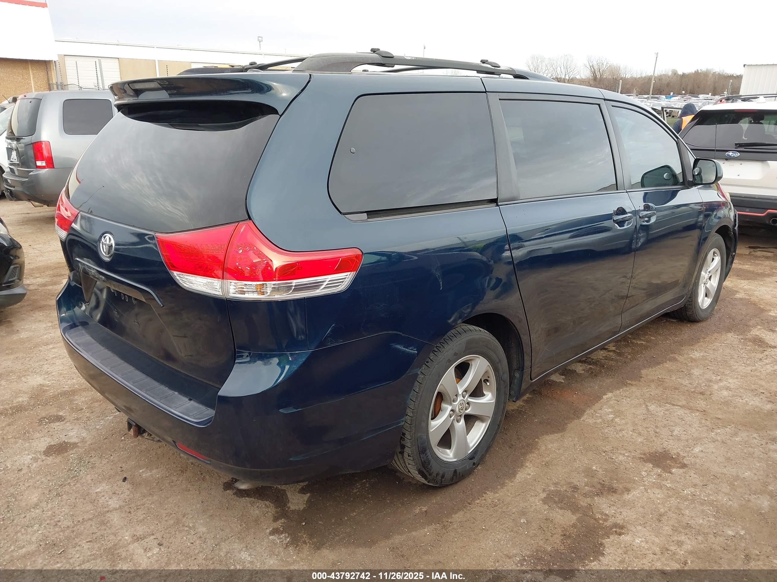 TOYOTA SIENNA image 4
